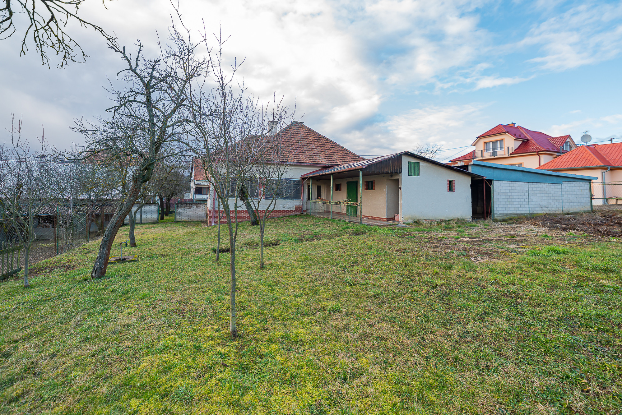 NA PREDAJ Rodinný dom s pozemkom 1188 m² - Moravské Lieskové