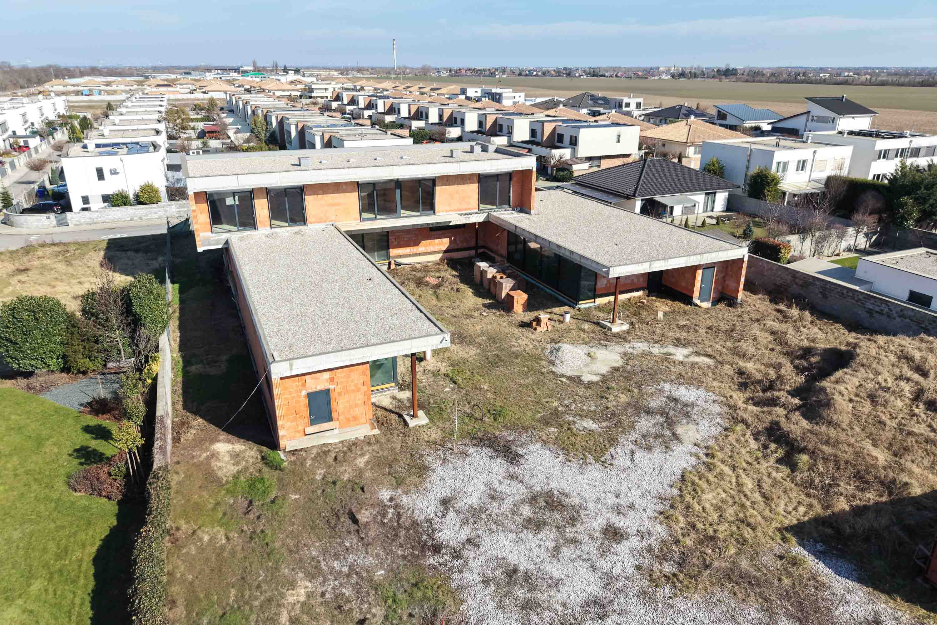 PREDAJ RODINNEJ VILY S WELLNESS A POZEMKOM 2548 m² – ROVINKA