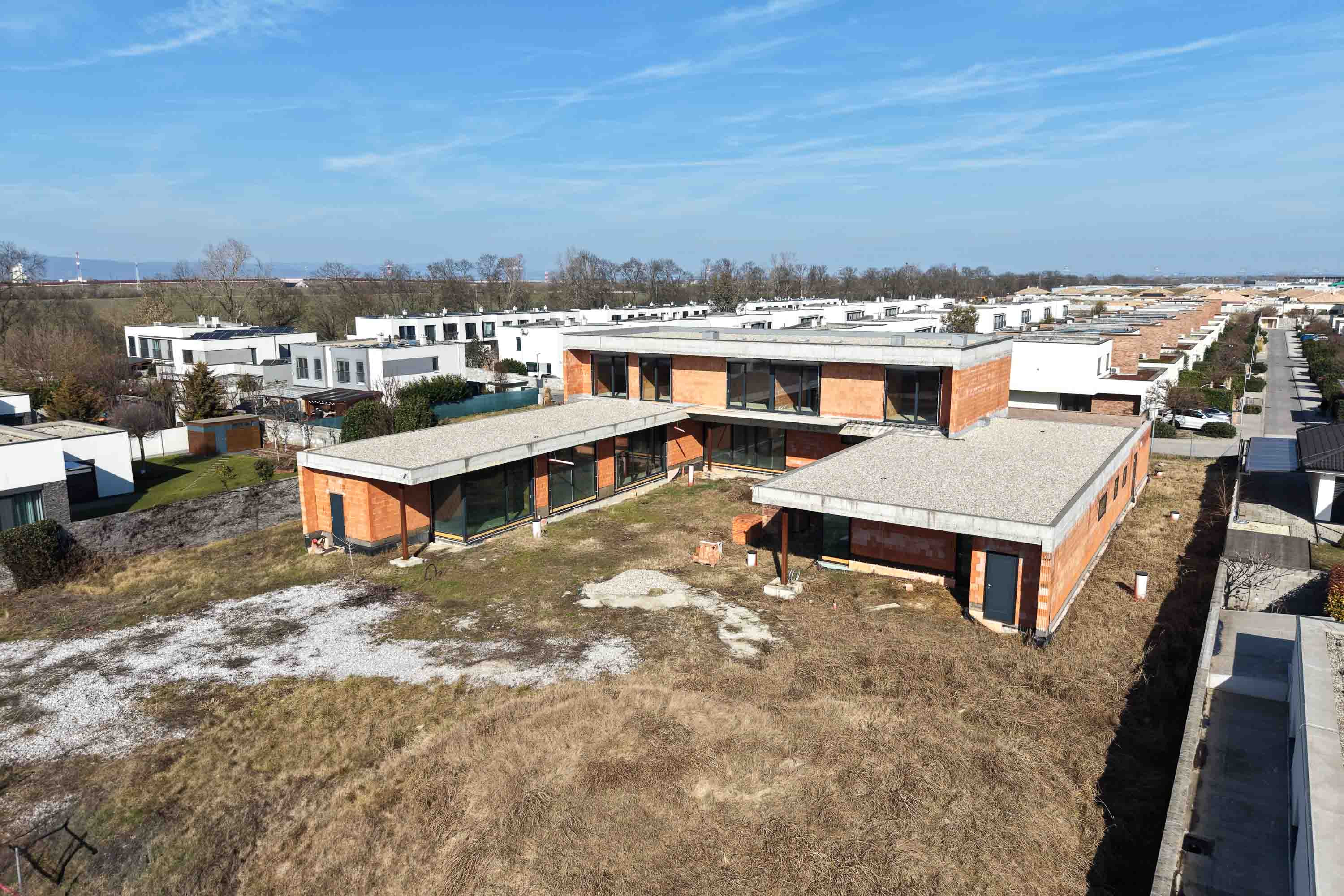 PREDAJ RODINNEJ VILY S WELLNESS A POZEMKOM 2548 m² – ROVINKA