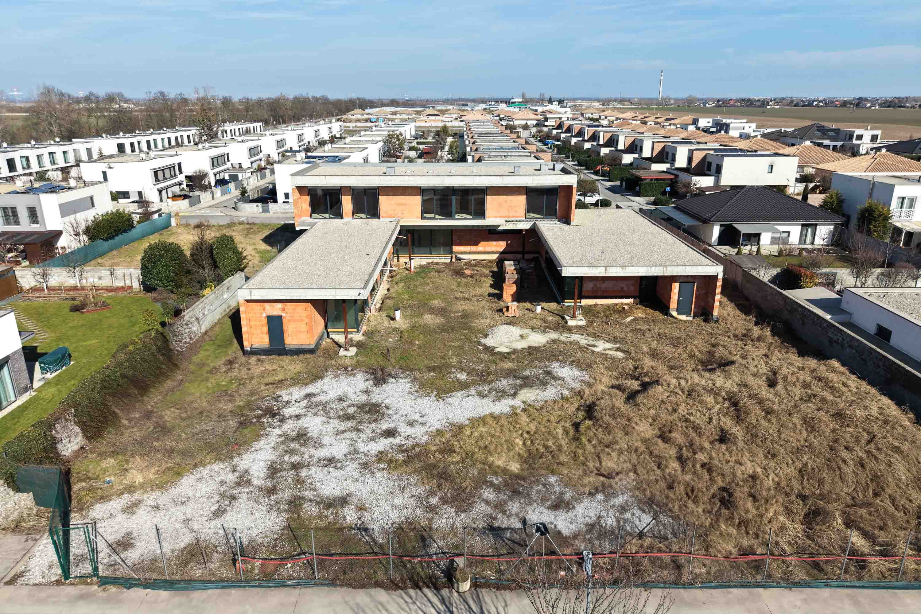 PREDAJ RODINNEJ VILY S WELLNESS A POZEMKOM 2548 m² – ROVINKA