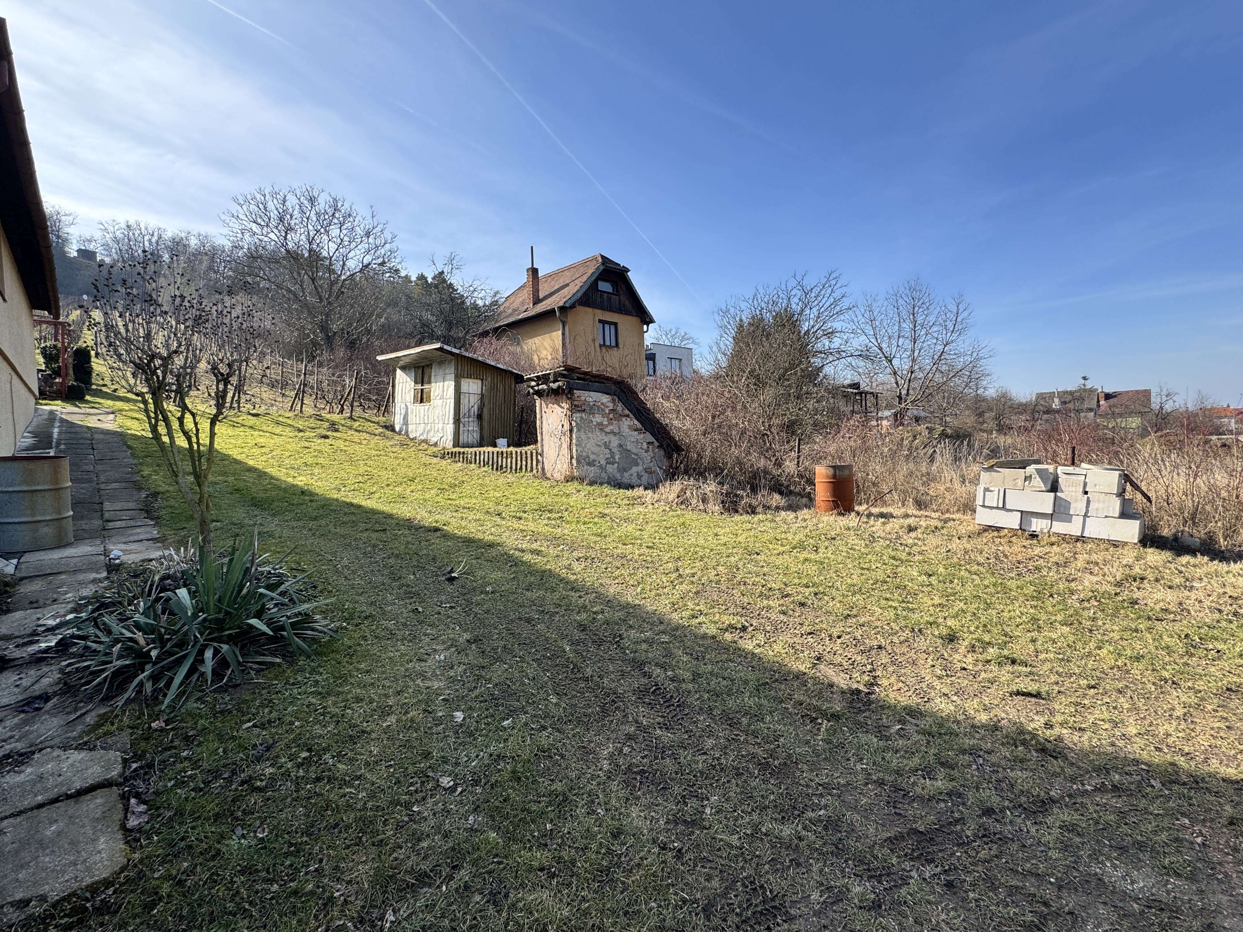 Stavebný pozemok s projektom a stavebným povolením – Skalica, lokalita Koziny.