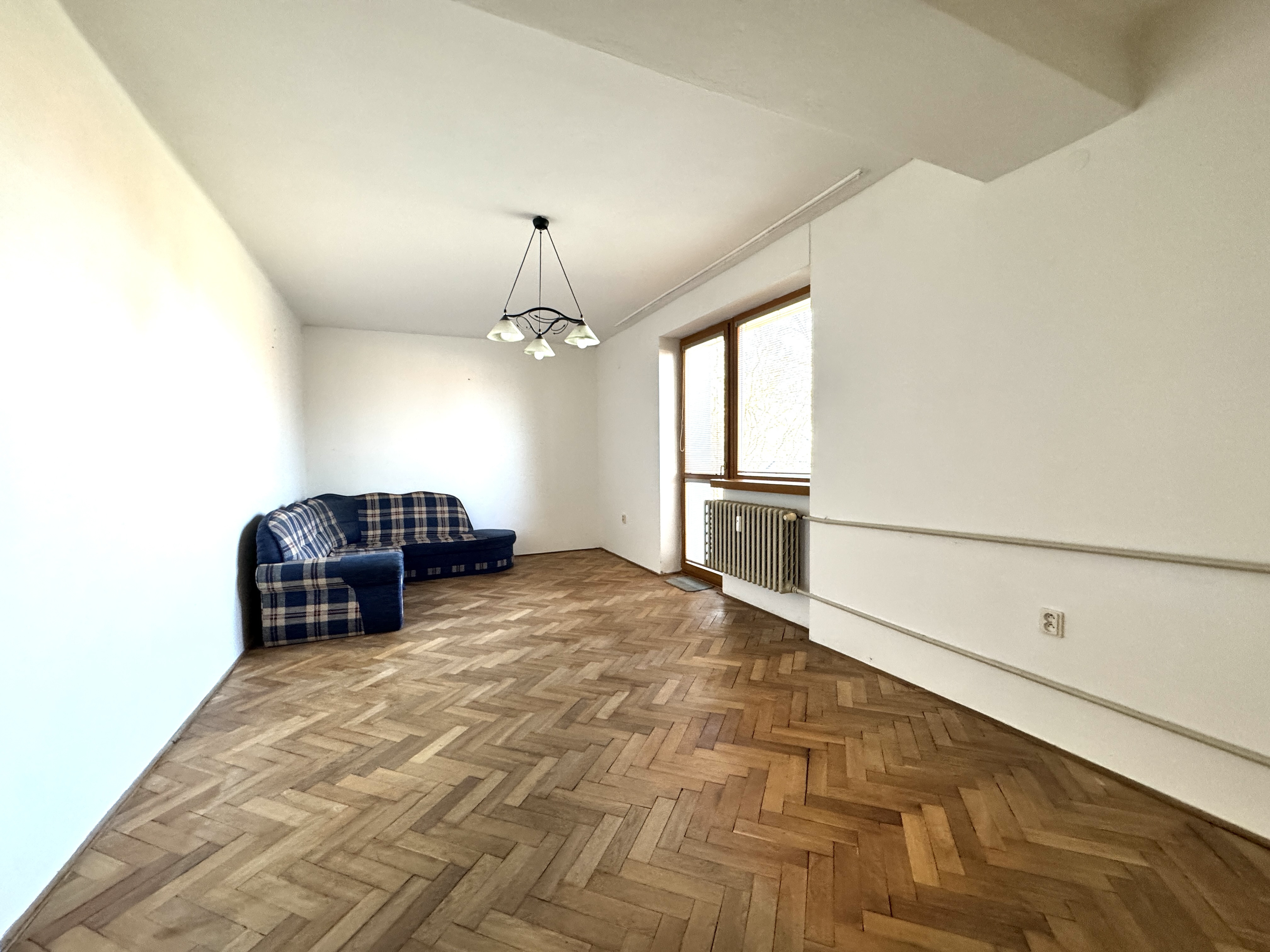 Na predaj priestranný 3-izbový byt s balkónom – Holíč, ul. M. Nešpora.