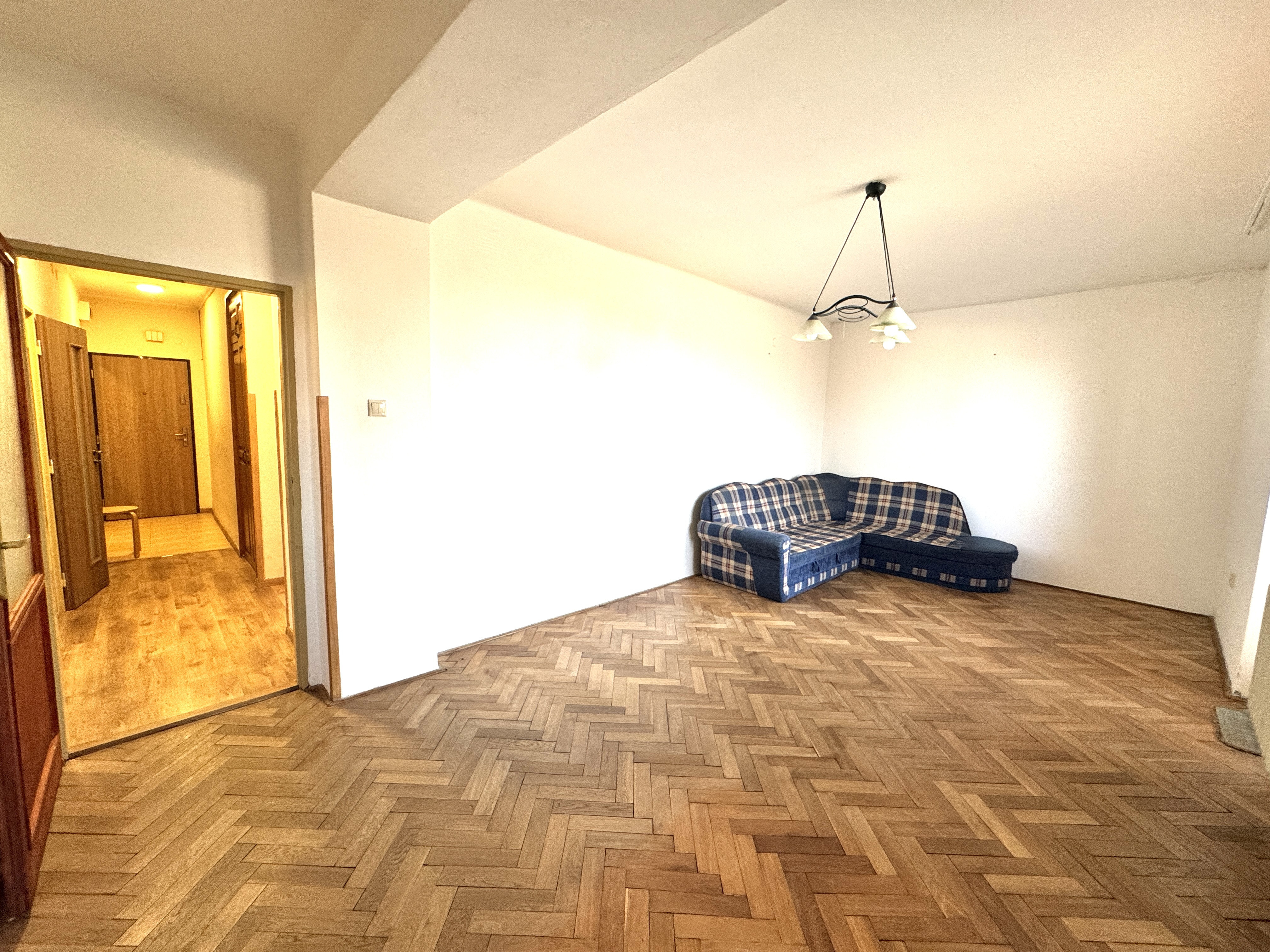 Na predaj priestranný 3-izbový byt s balkónom – Holíč, ul. M. Nešpora.