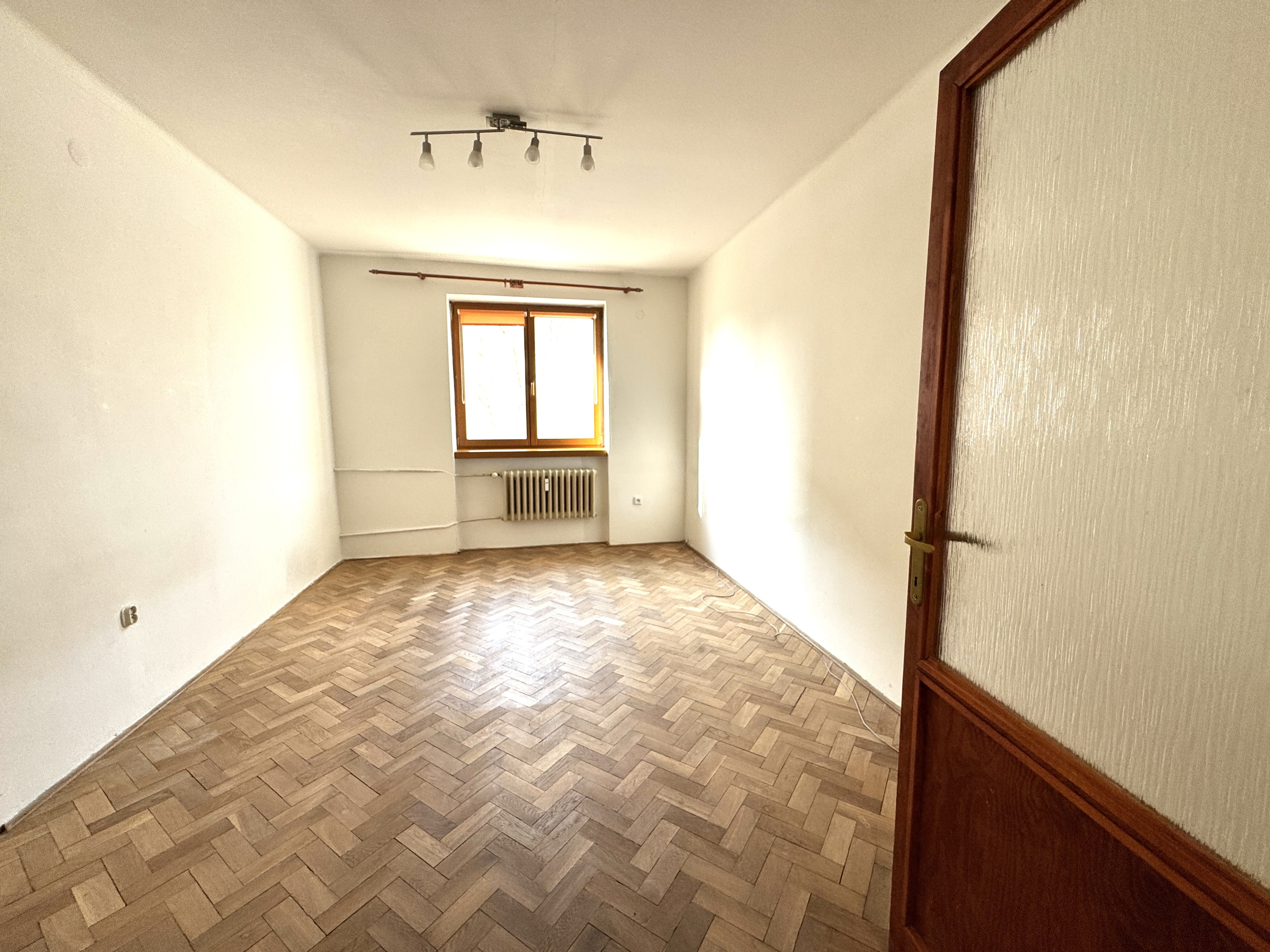 Na predaj priestranný 3-izbový byt s balkónom – Holíč, ul. M. Nešpora.