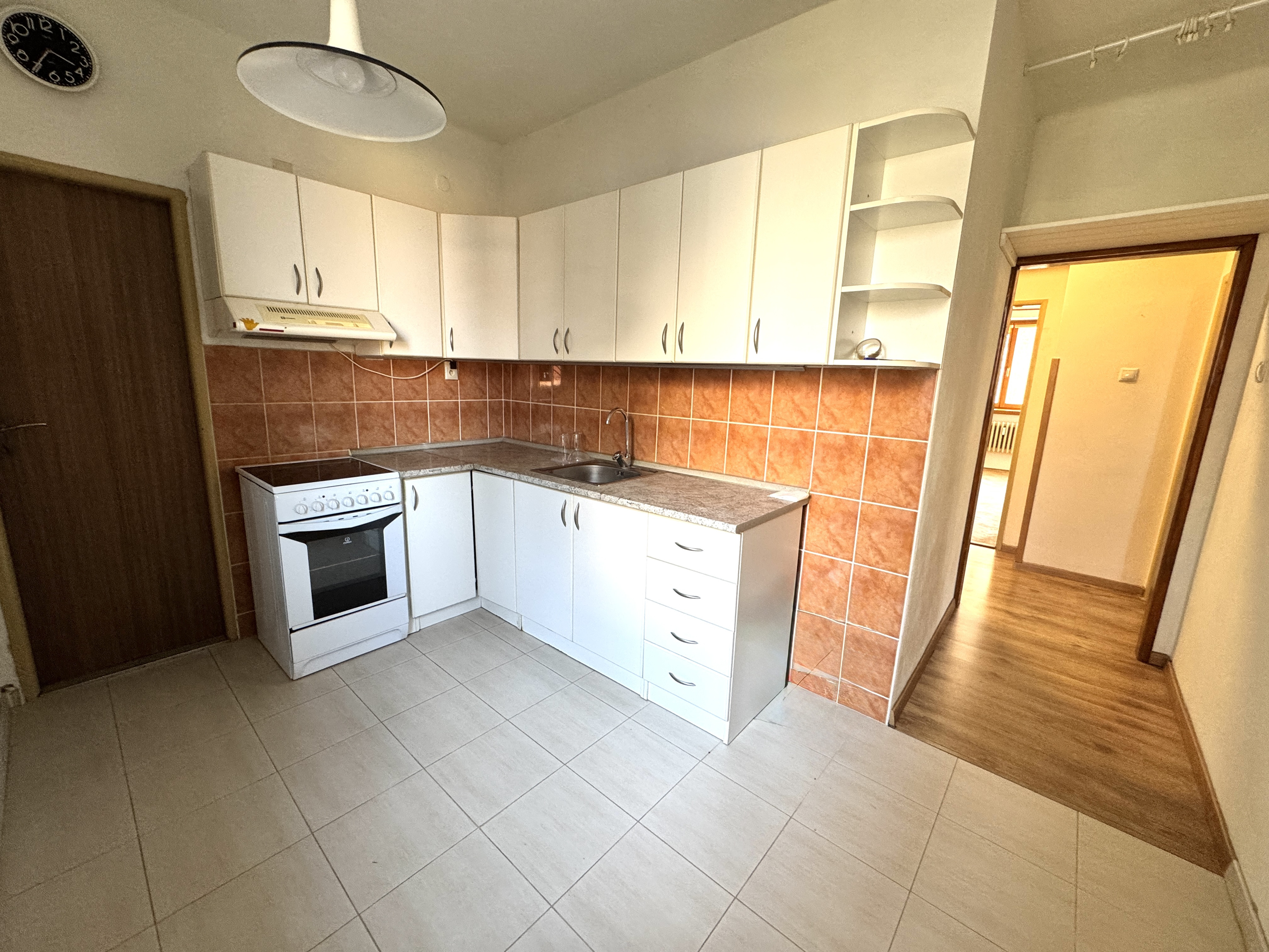 Na predaj priestranný 3-izbový byt s balkónom – Holíč, ul. M. Nešpora.