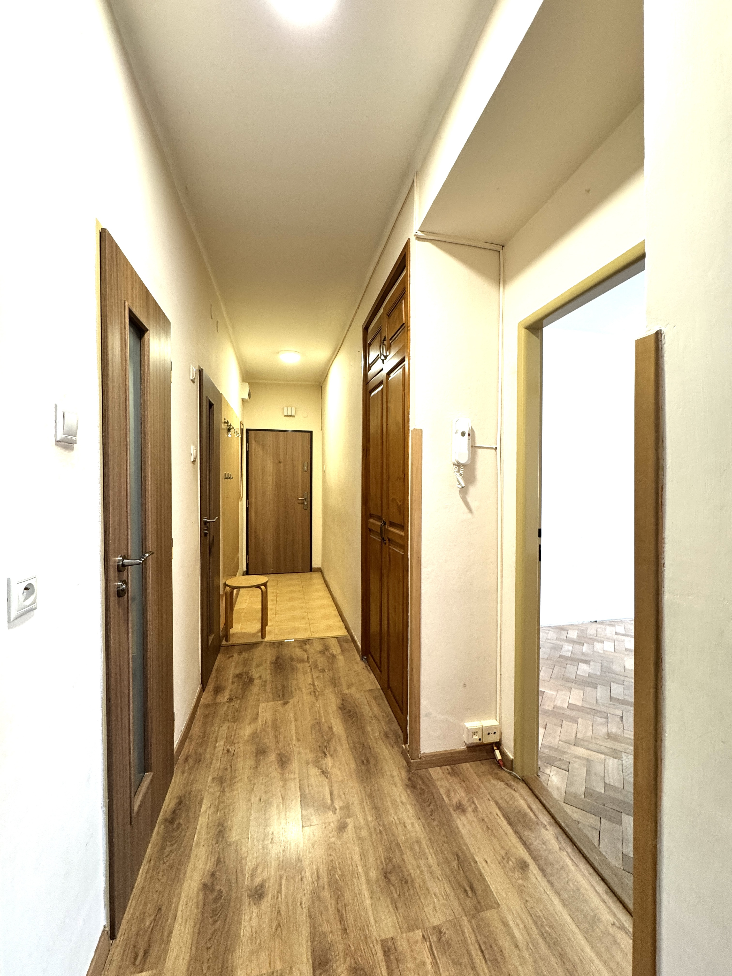 Na predaj priestranný 3-izbový byt s balkónom – Holíč, ul. M. Nešpora.