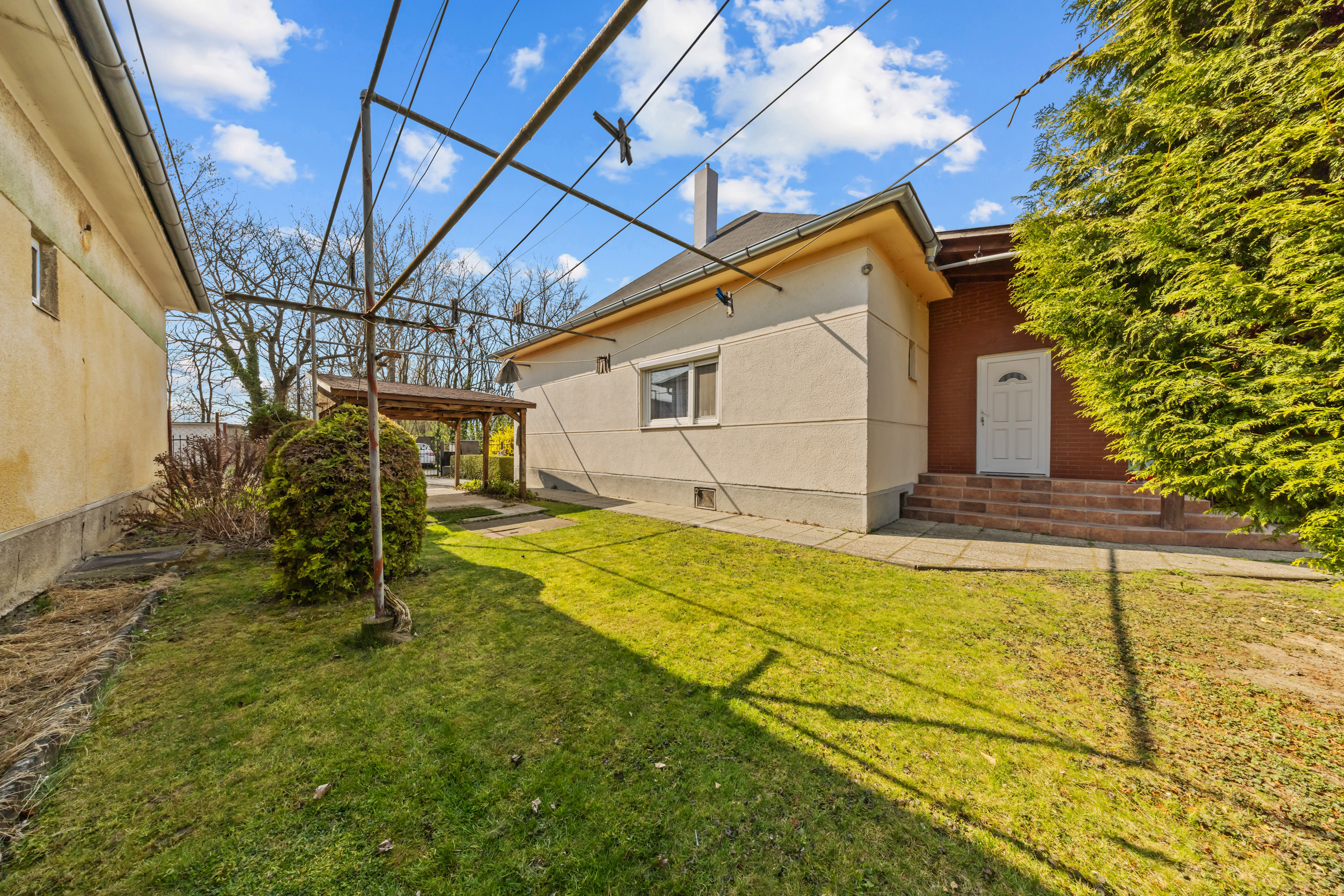 Na predaj - Rodinný dom s veľkým pozemkom Mliečno, Šamorín