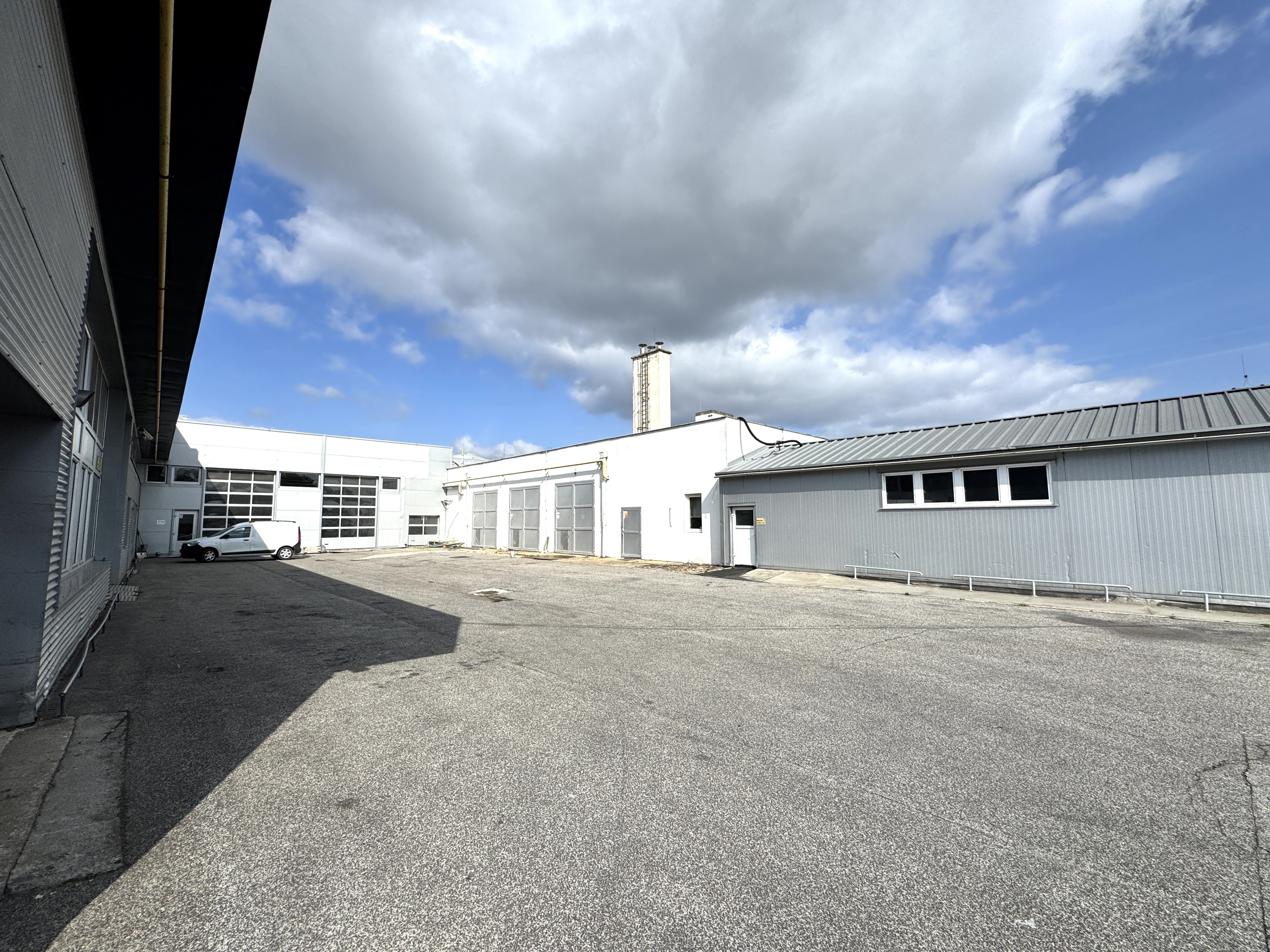 NA PREDAJ | Rozsiahly komerčný areál s investičným potenciálom – Malacky.