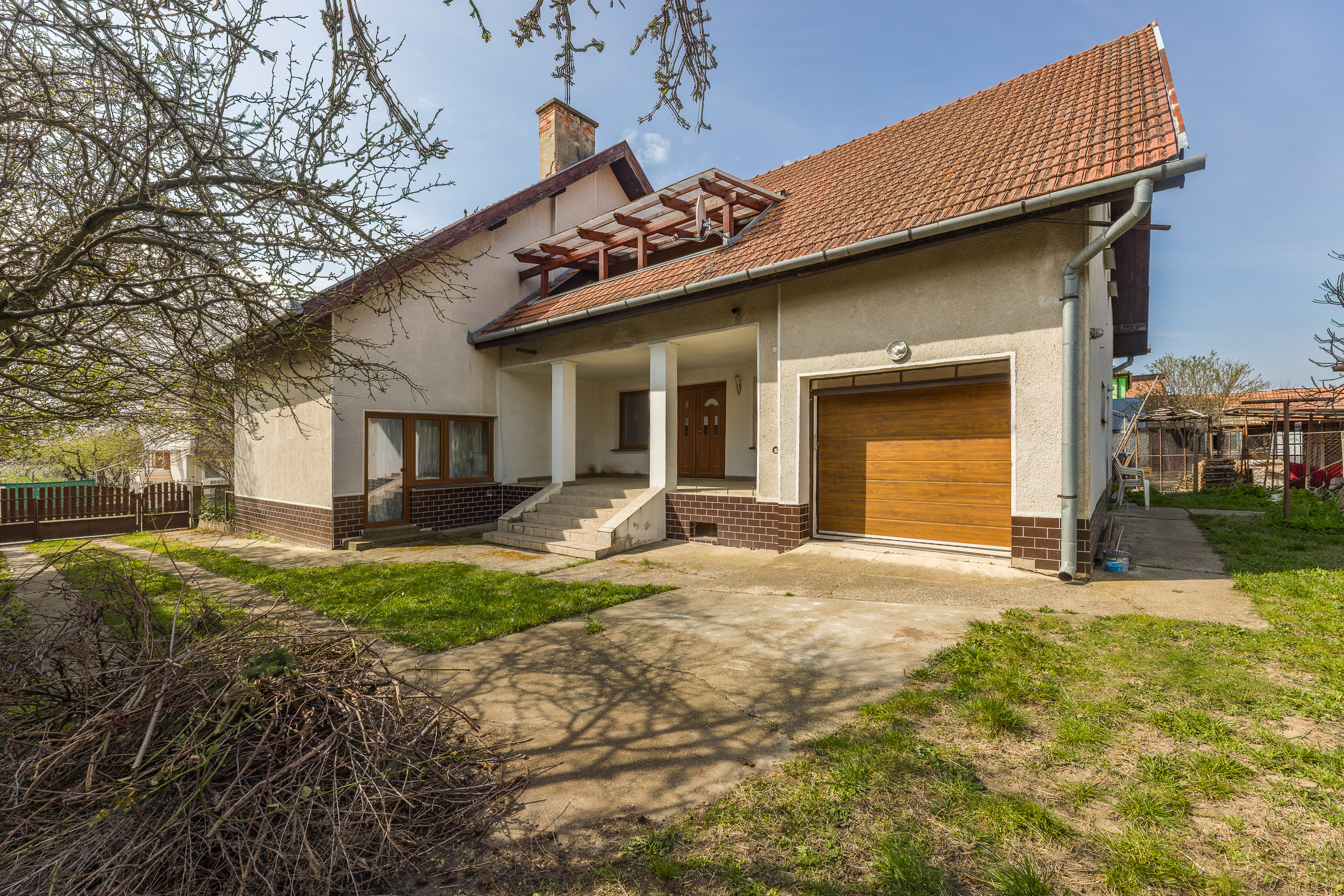 Na predaj rodinný dom s garážou v obci Pribeta