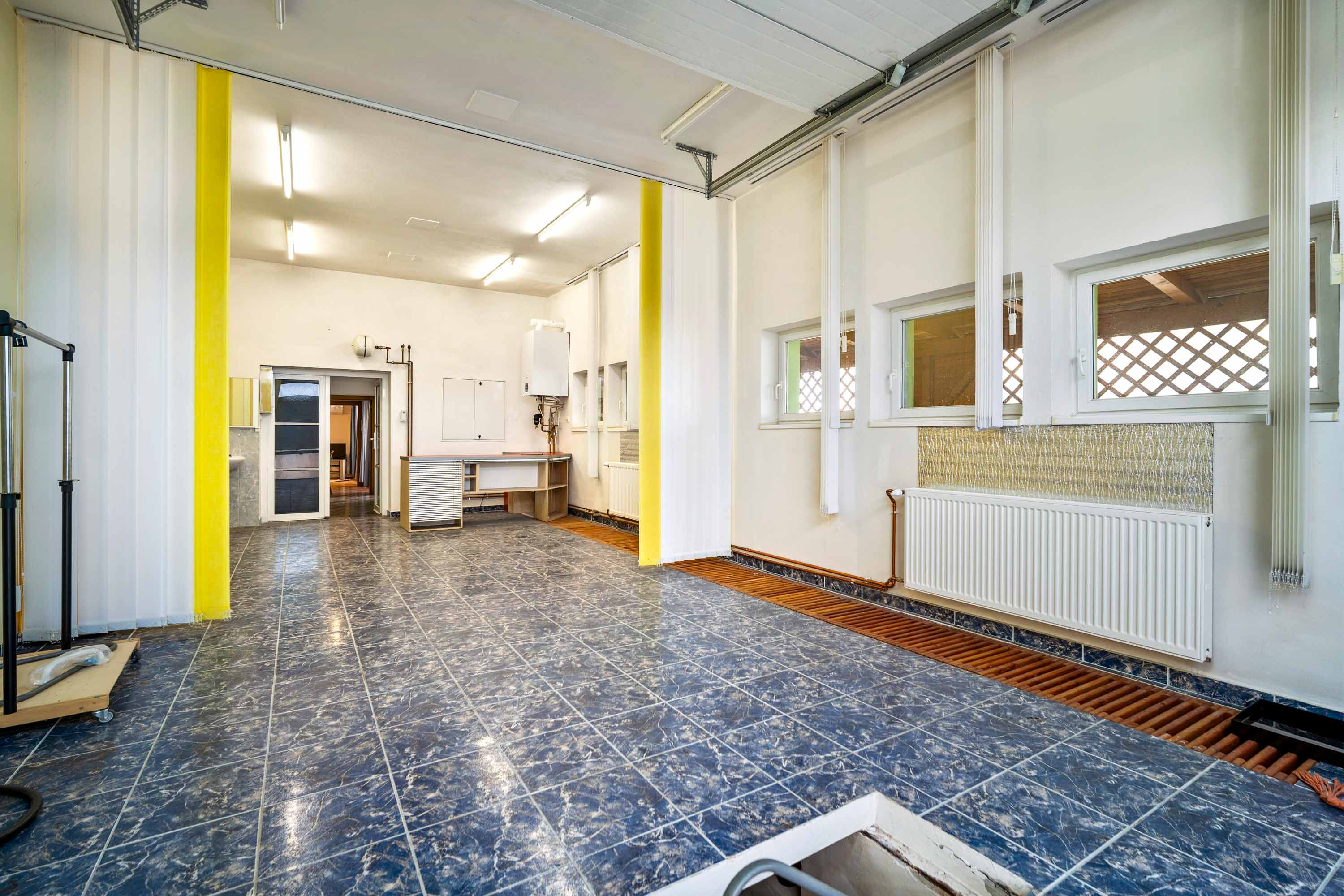 NA PREDAJ budovy s podnikateľským potenciálom, Nové Mesto nad Váhom