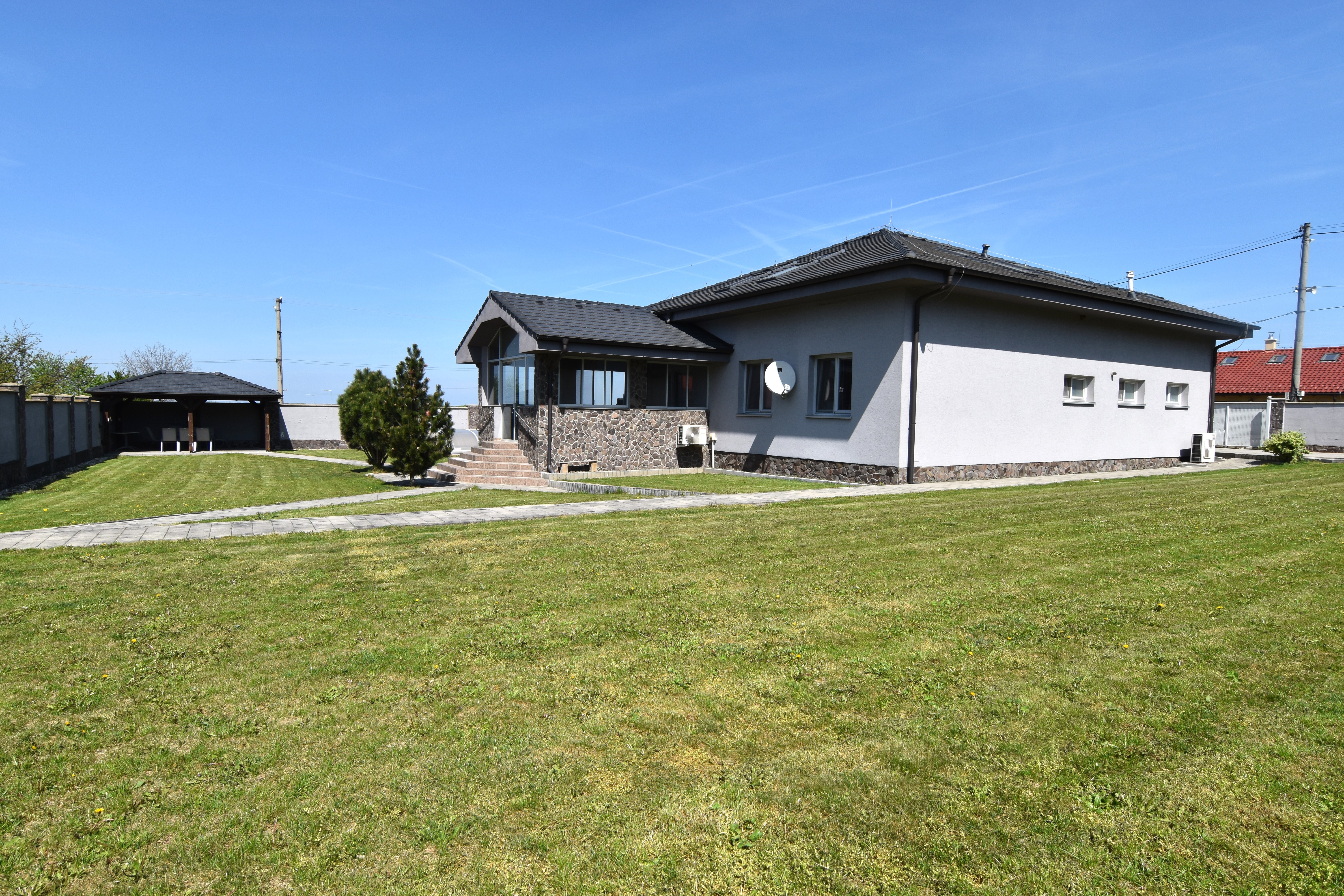 5-izbový rodinný dom s bazénom na kráľovskom pozemku (2166 m²) – Sološnica