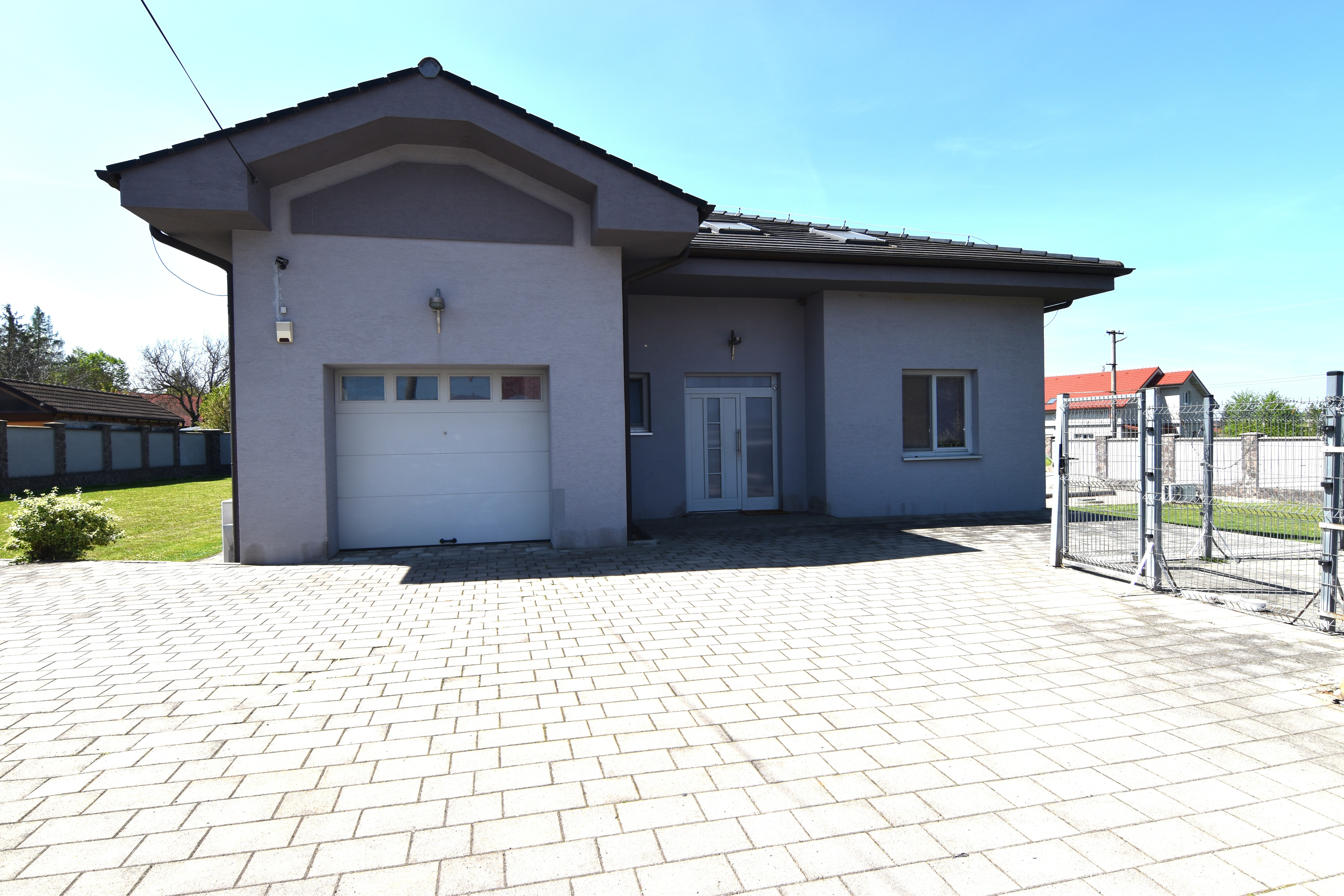 5-izbový rodinný dom s bazénom na kráľovskom pozemku (2166 m²) – Sološnica