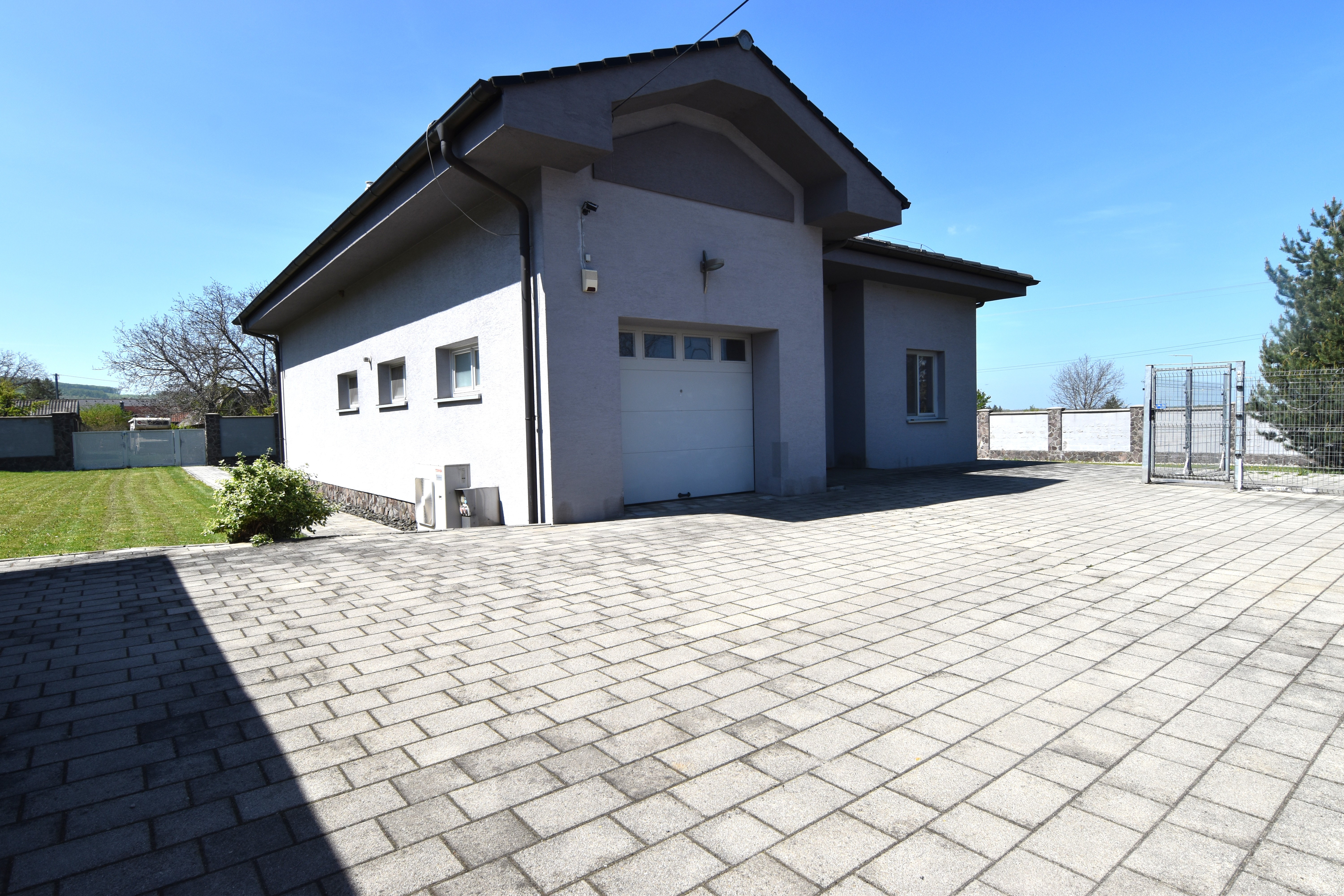 5-izbový rodinný dom s bazénom na kráľovskom pozemku (2166 m²) – Sološnica
