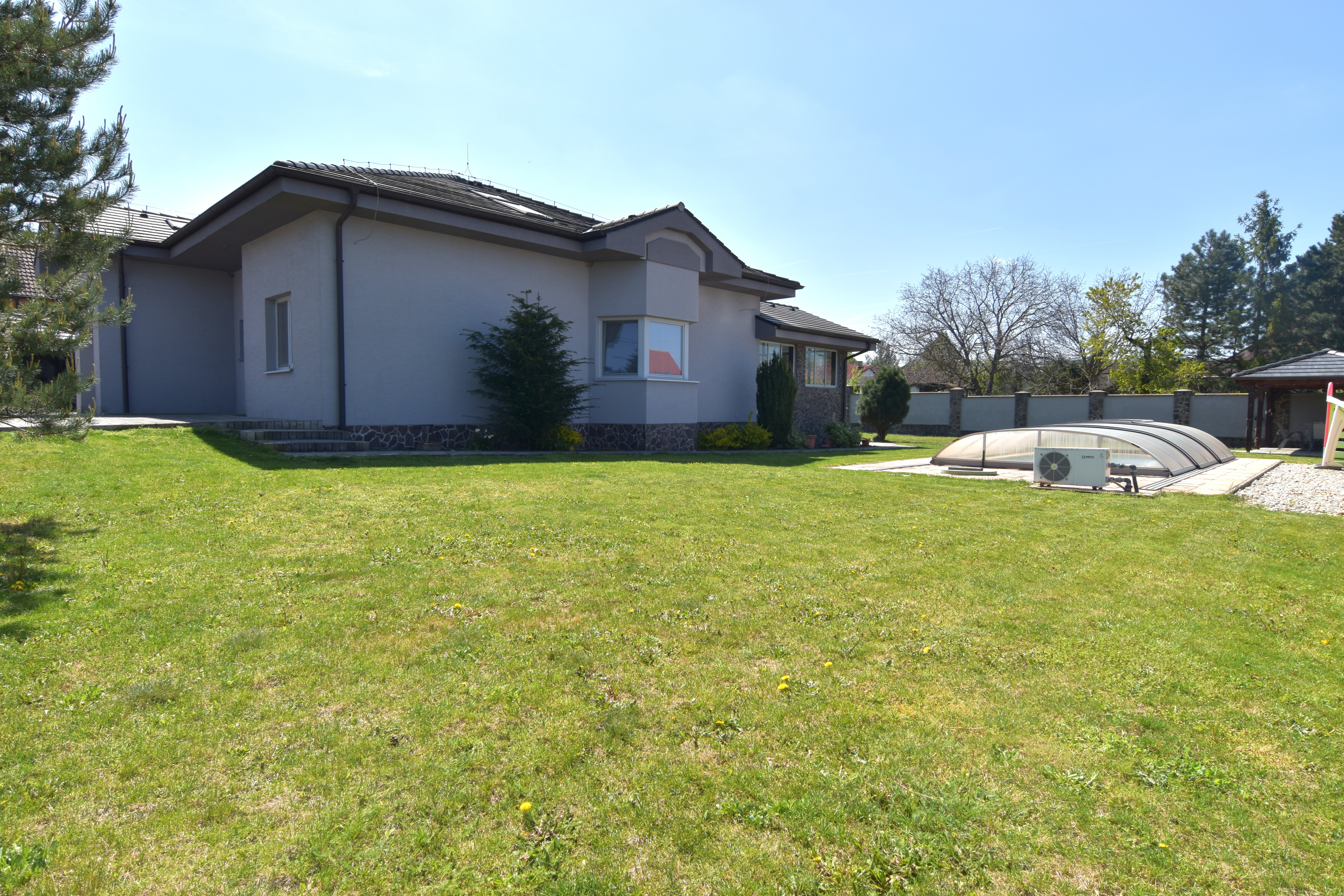 5-izbový rodinný dom s bazénom na kráľovskom pozemku (2166 m²) – Sološnica