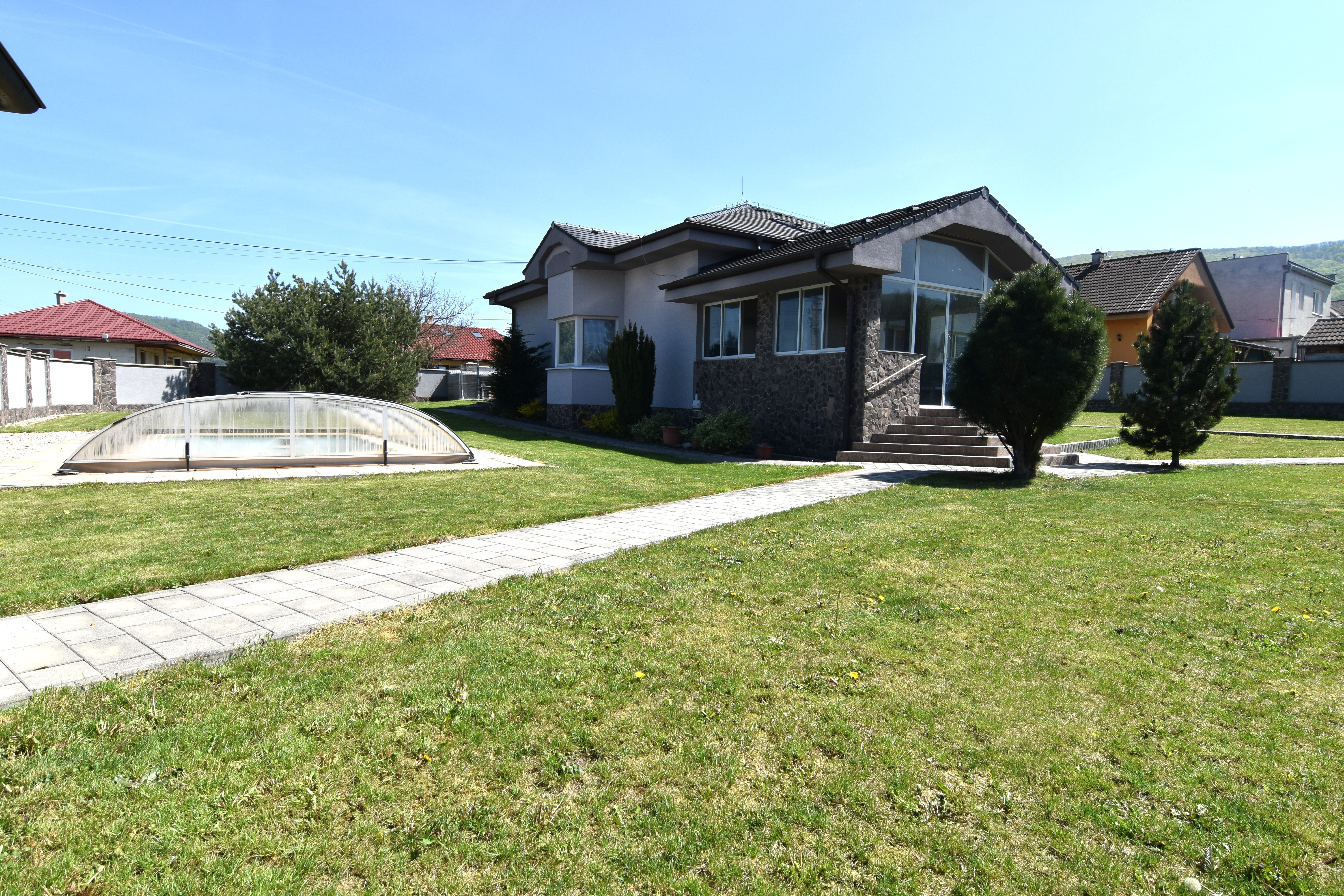 5-izbový rodinný dom s bazénom na kráľovskom pozemku (2166 m²) – Sološnica