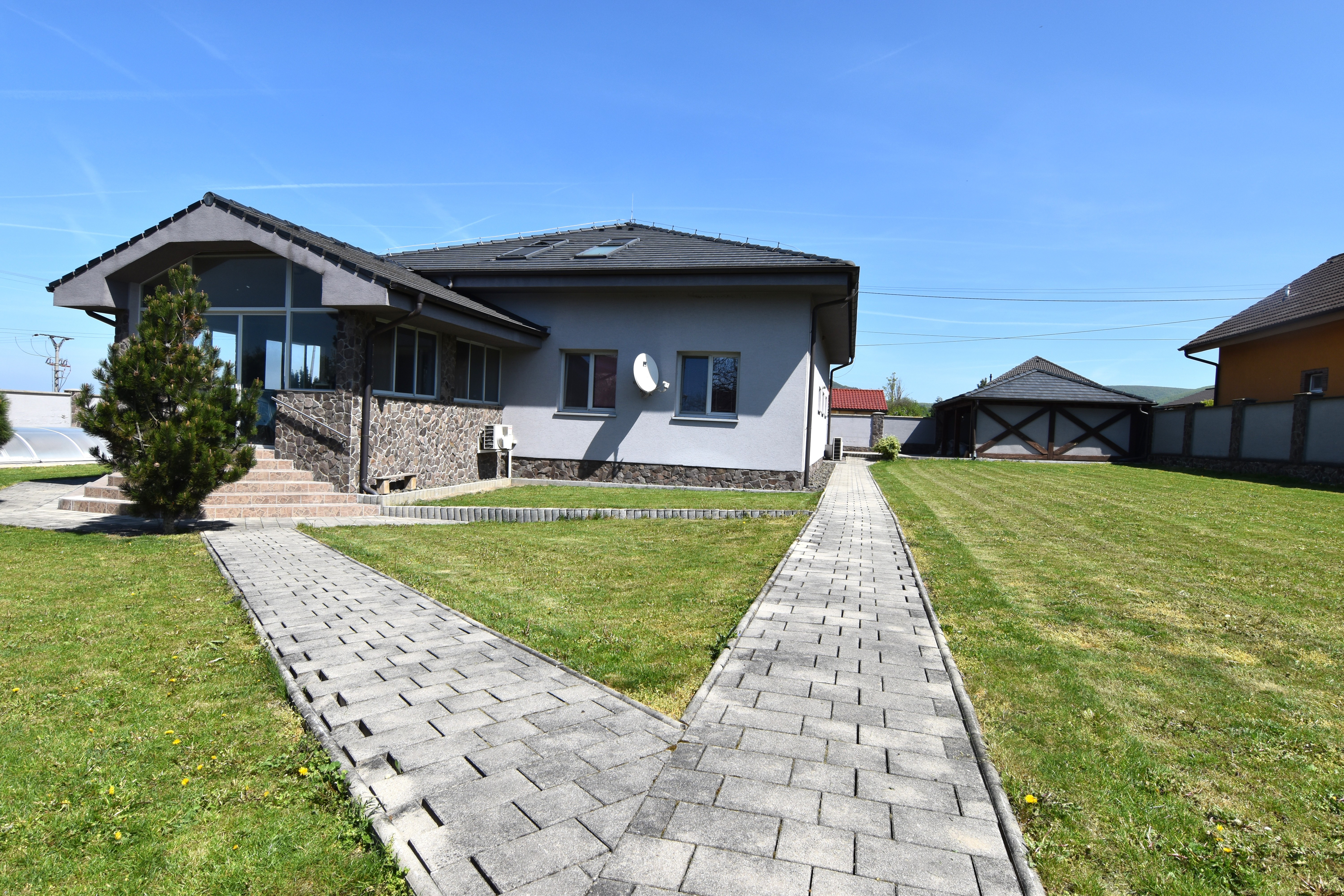 5-izbový rodinný dom s bazénom na kráľovskom pozemku (2166 m²) – Sološnica