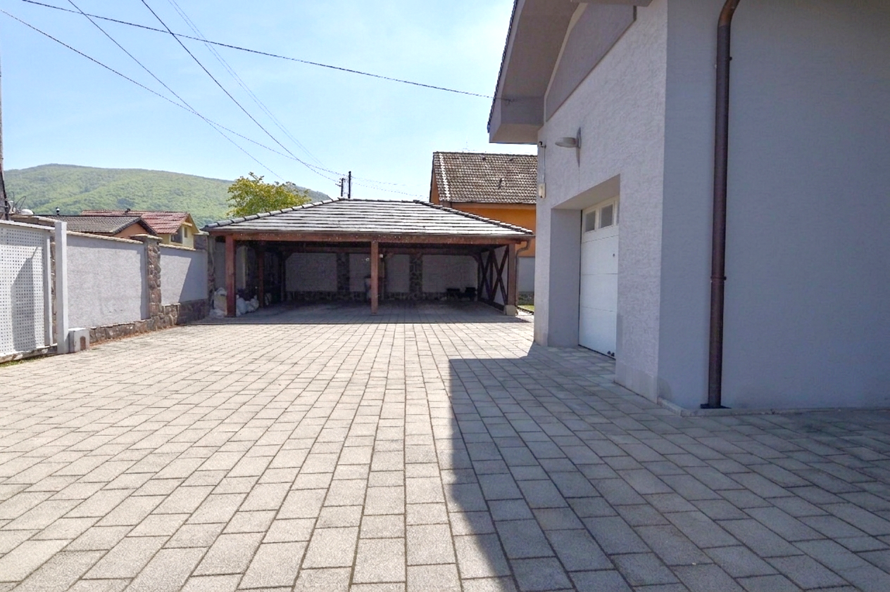 5-izbový rodinný dom s bazénom na kráľovskom pozemku (2166 m²) – Sološnica
