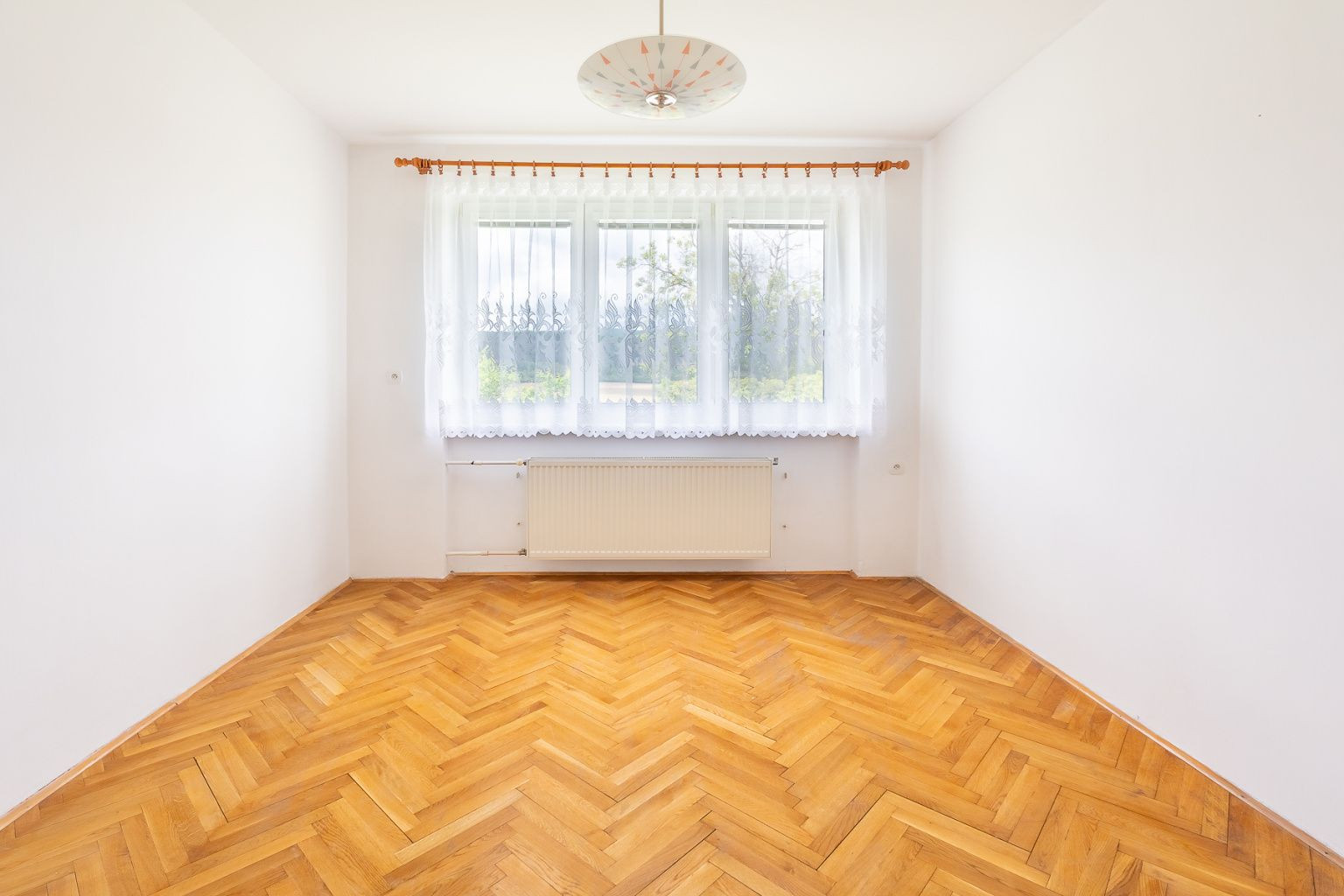 PREDAJ - veľký 3-izbový byt s loggiou, s garážou a záhradou