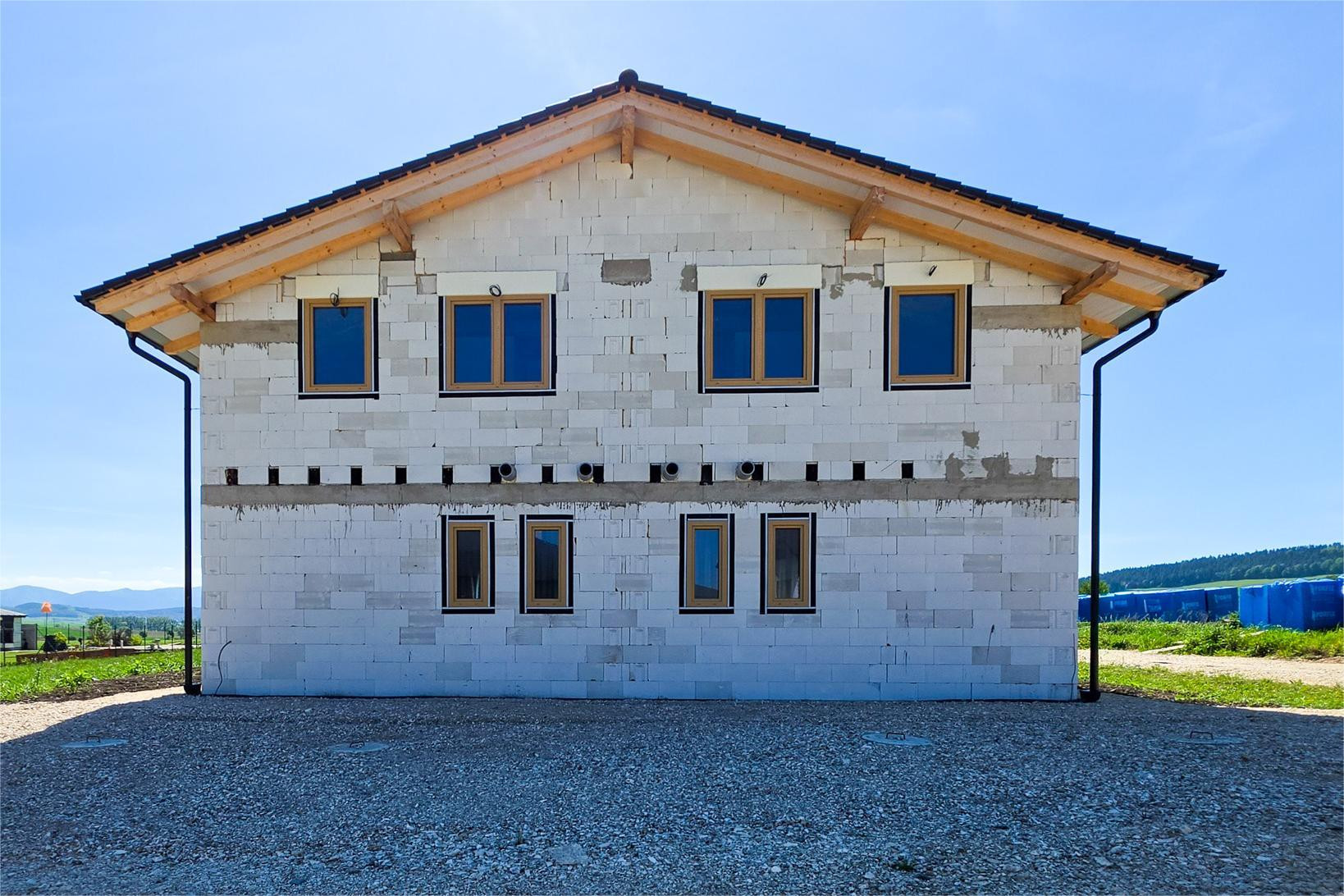 PREDAJ:MODERNÝ DVOJDOM V OBCI NEMEŠANY – 2 DOMY PRE 2 RODINY