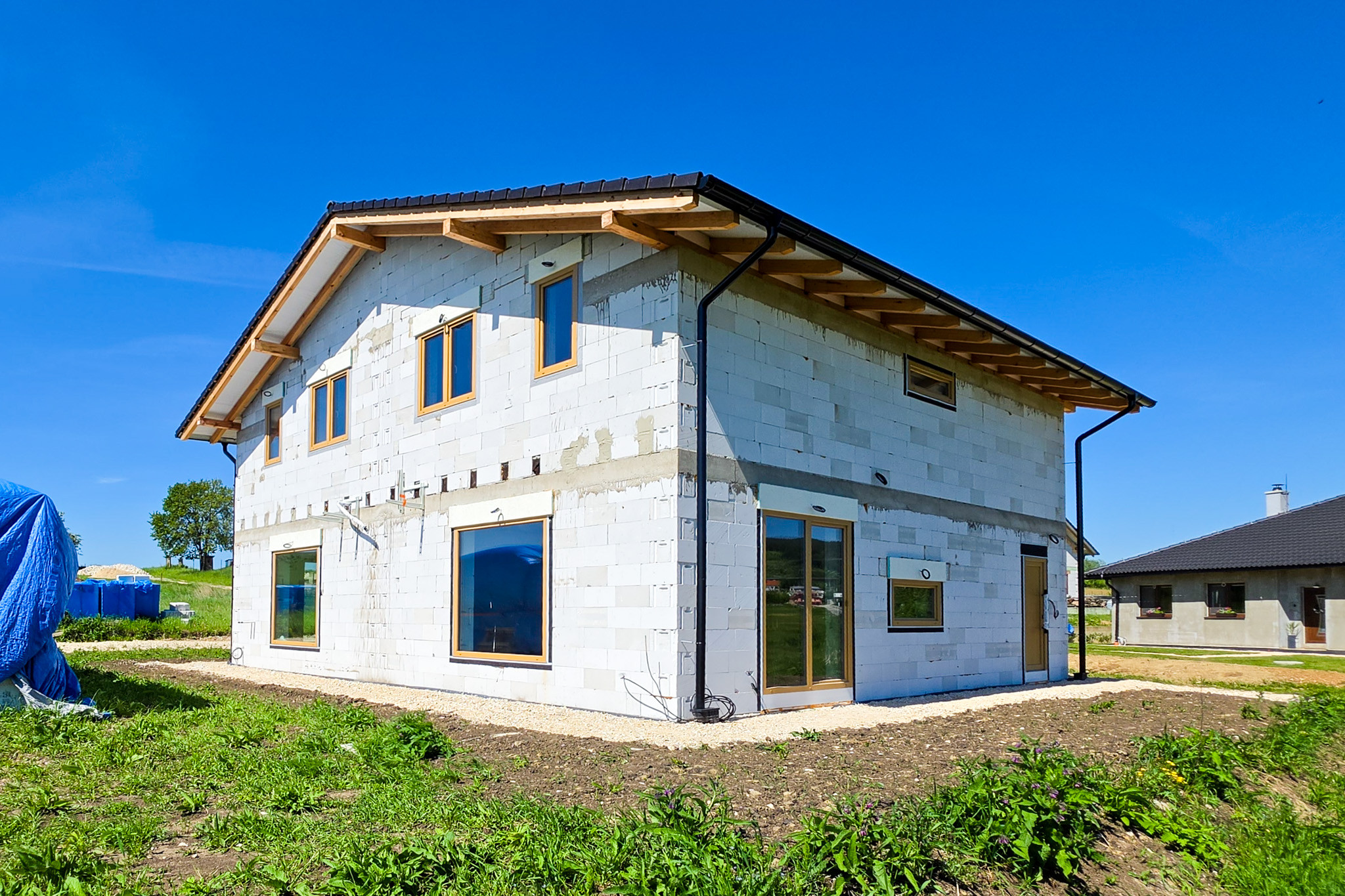 PREDAJ:MODERNÝ DVOJDOM V OBCI NEMEŠANY – 2 DOMY PRE 2 RODINY