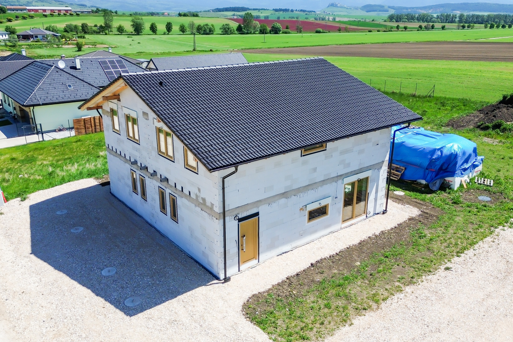 PREDAJ:MODERNÝ DVOJDOM V OBCI NEMEŠANY – 2 DOMY PRE 2 RODINY