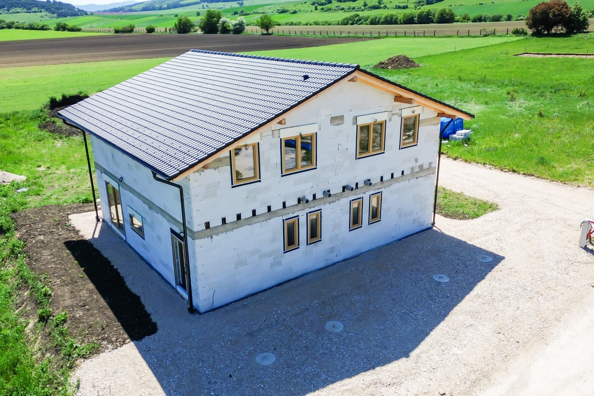 PREDAJ:MODERNÝ DVOJDOM V OBCI NEMEŠANY – 2 DOMY PRE 2 RODINY