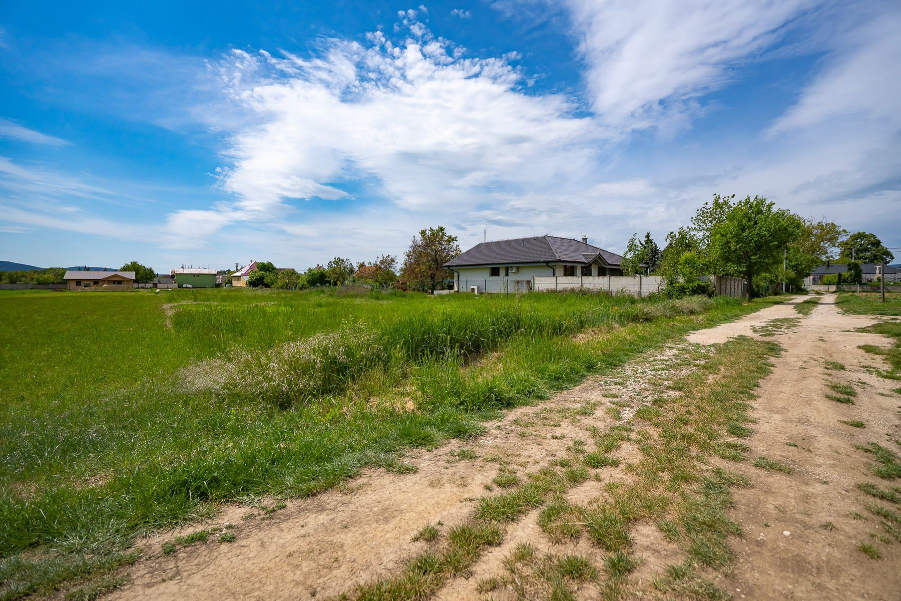 PREDAJ - pozemok pre 1 alebo 2 rodinné domy | 1000m2