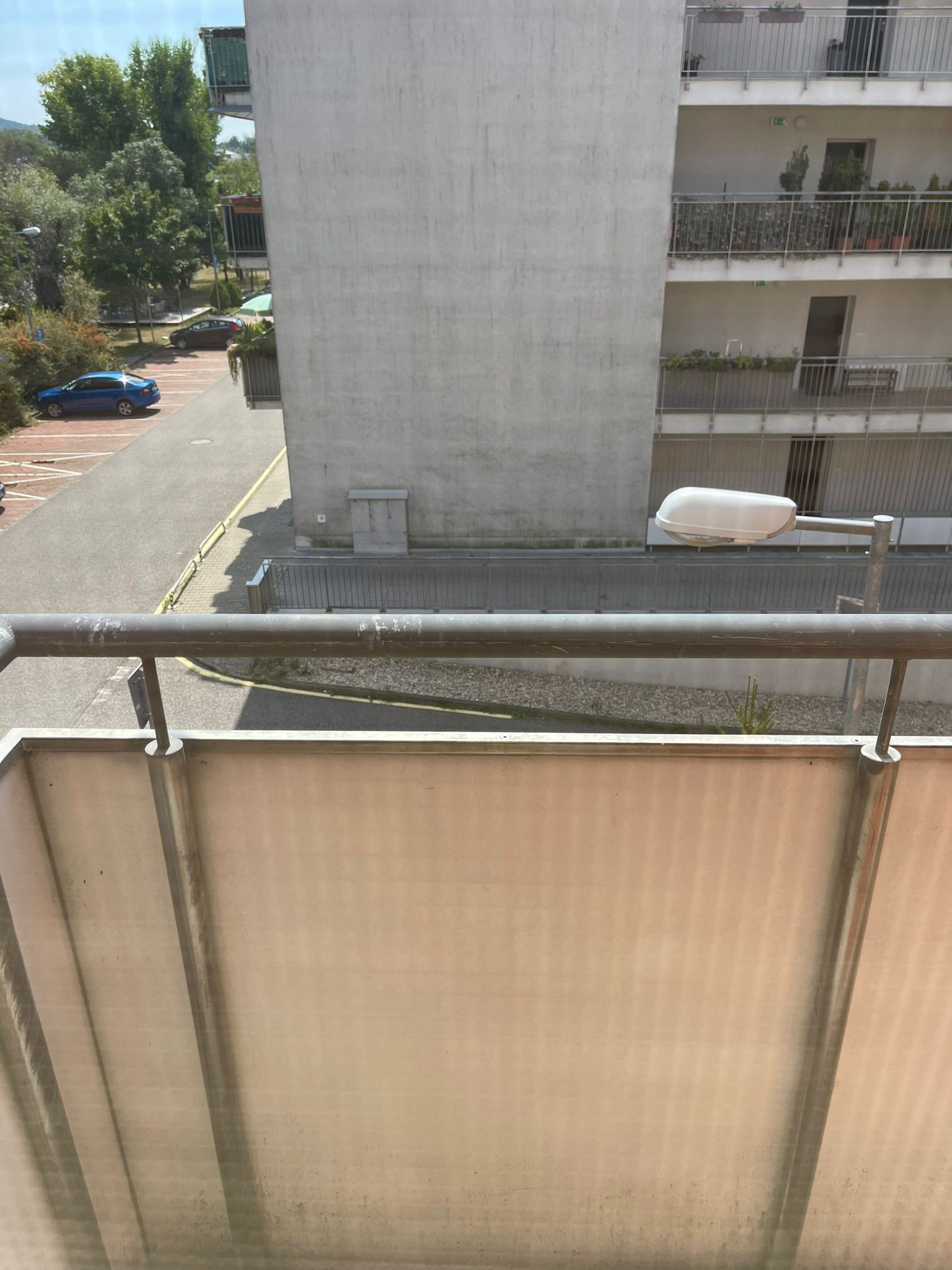 Na prenájom 3-izbový byt s balkónmi a 2 parkovacími miestami v Záhorskej Bystrici