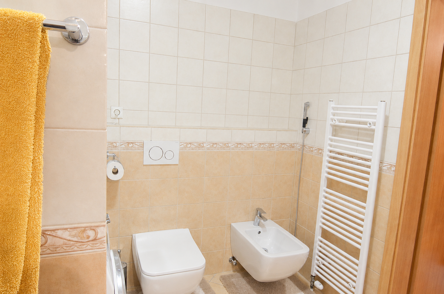 NA PREDAJ VEĽKOMETRÁŽNY BYT S TERASOU, VÝHĽADOM NA VÁH A VLASTNÝM GARÁŽOVÝM STÁTÍM