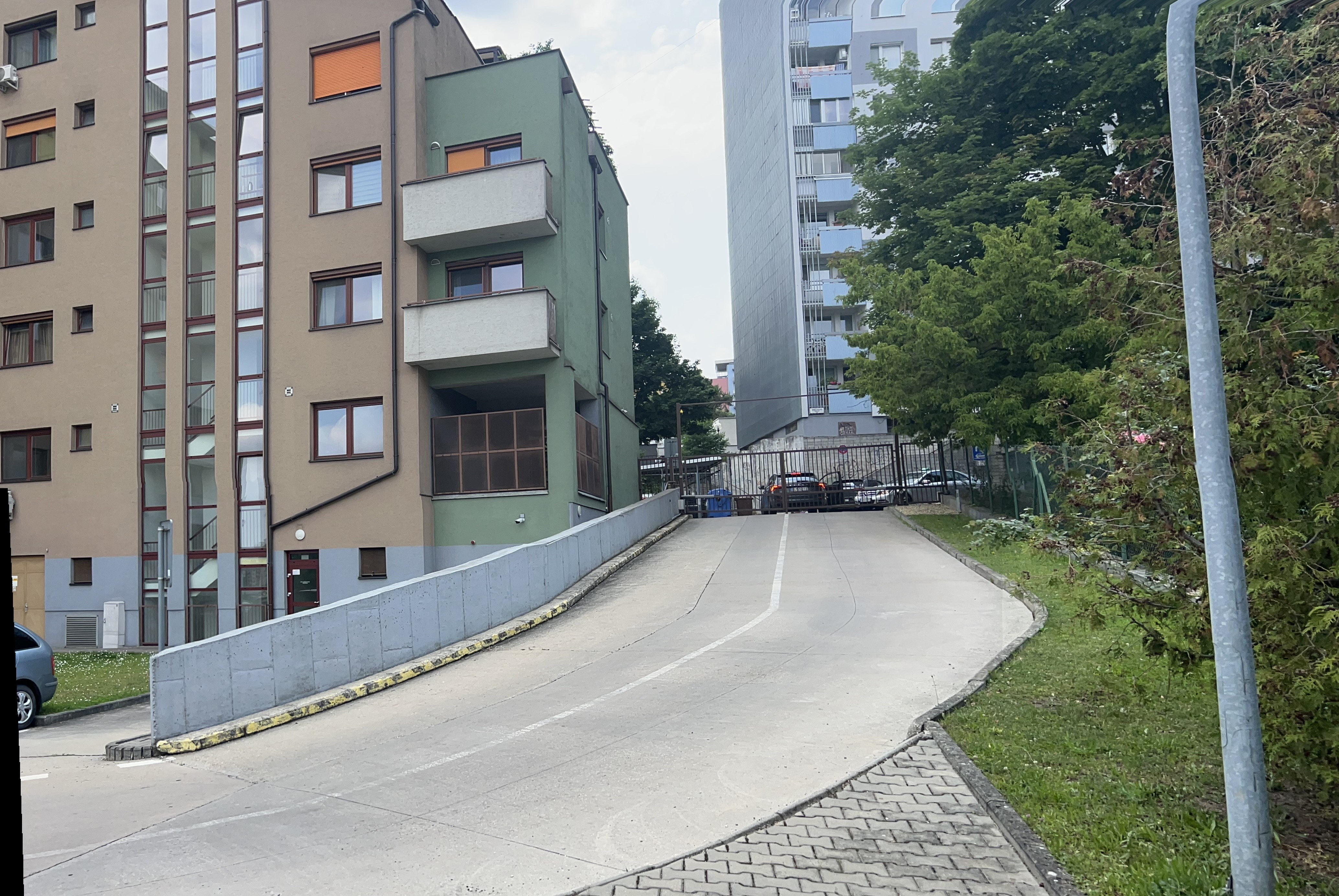 Na prenájom garsónka s loggiou a parkovaním na Gabčíkovej ulici v Karlovej Vsi