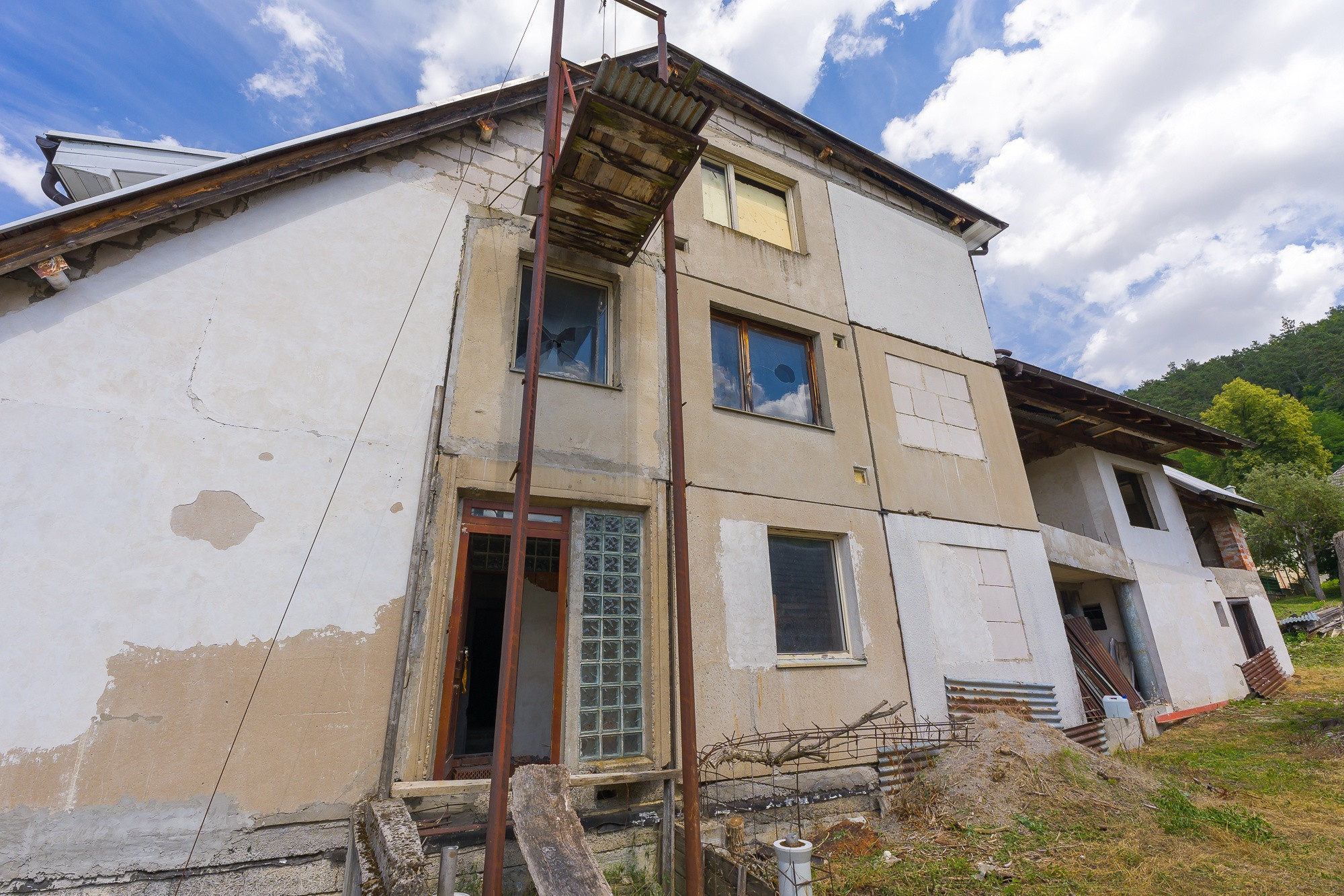 VEĽKÝ DOM, 2 422 m² POZEMKU A LES ZA ZÁHRADOU | HRACHOVIŠTE