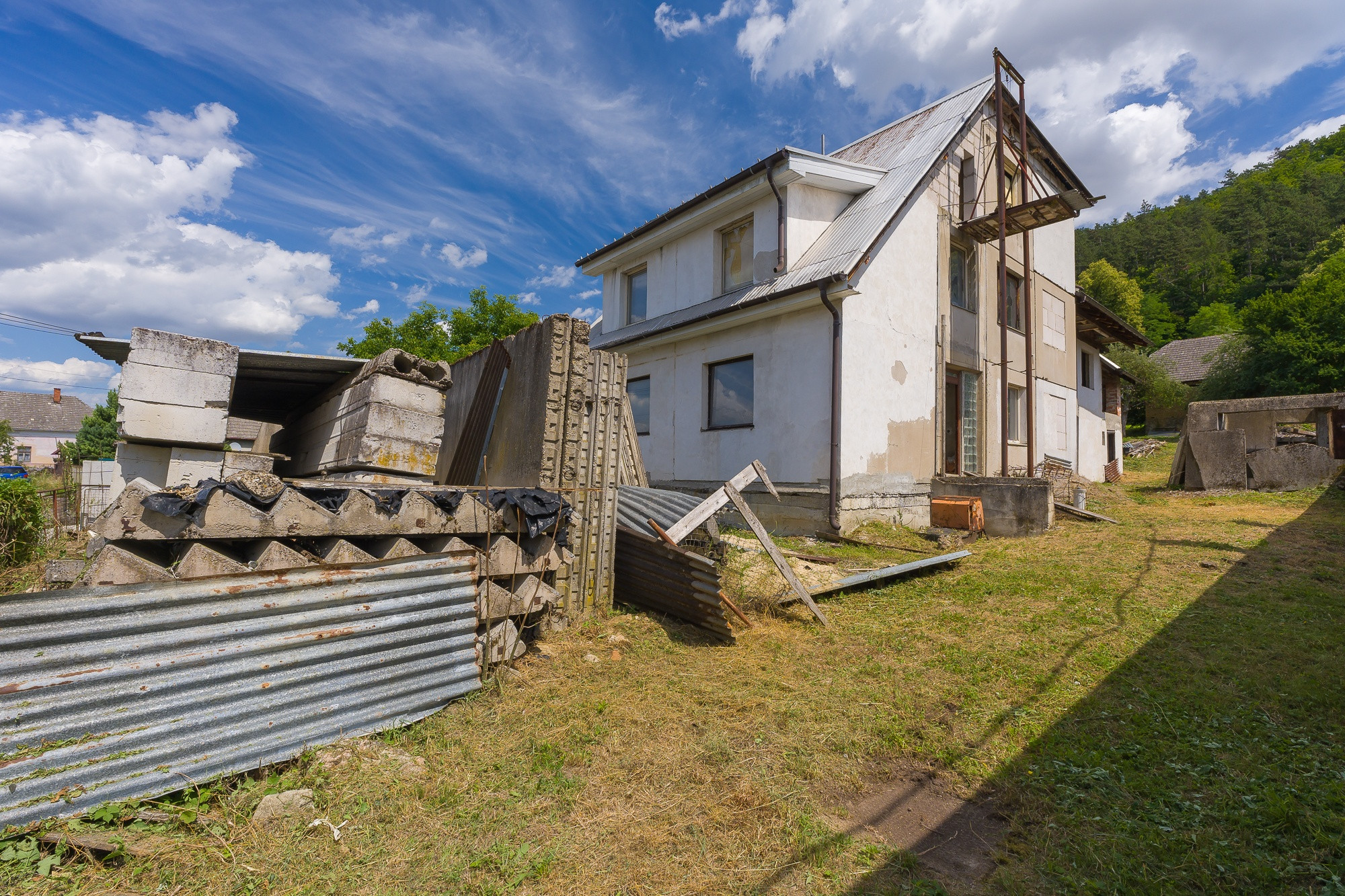 VEĽKÝ DOM, 2 422 m² POZEMKU A LES ZA ZÁHRADOU | HRACHOVIŠTE