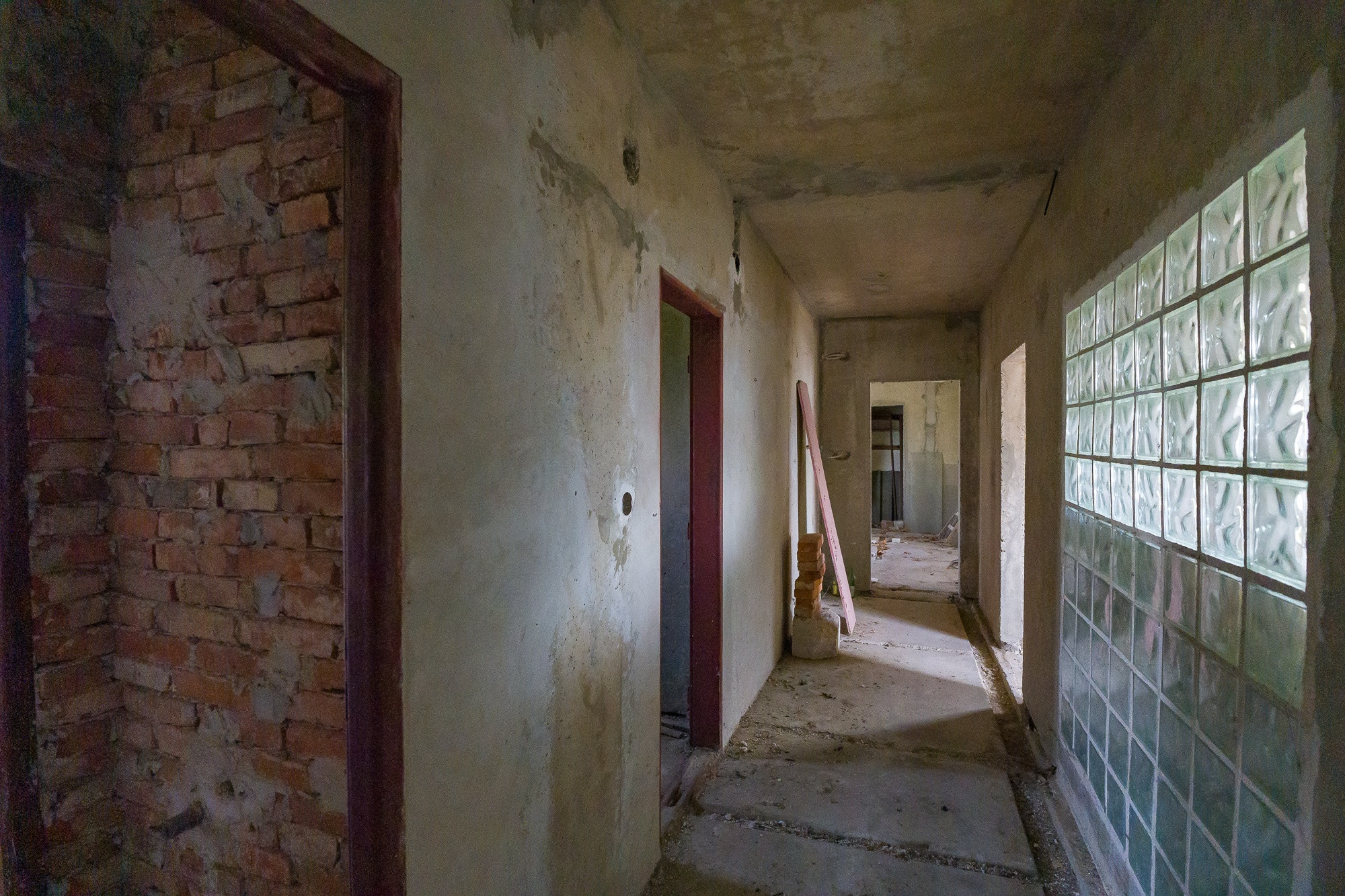 VEĽKÝ DOM, 2 422 m² POZEMKU A LES ZA ZÁHRADOU | HRACHOVIŠTE