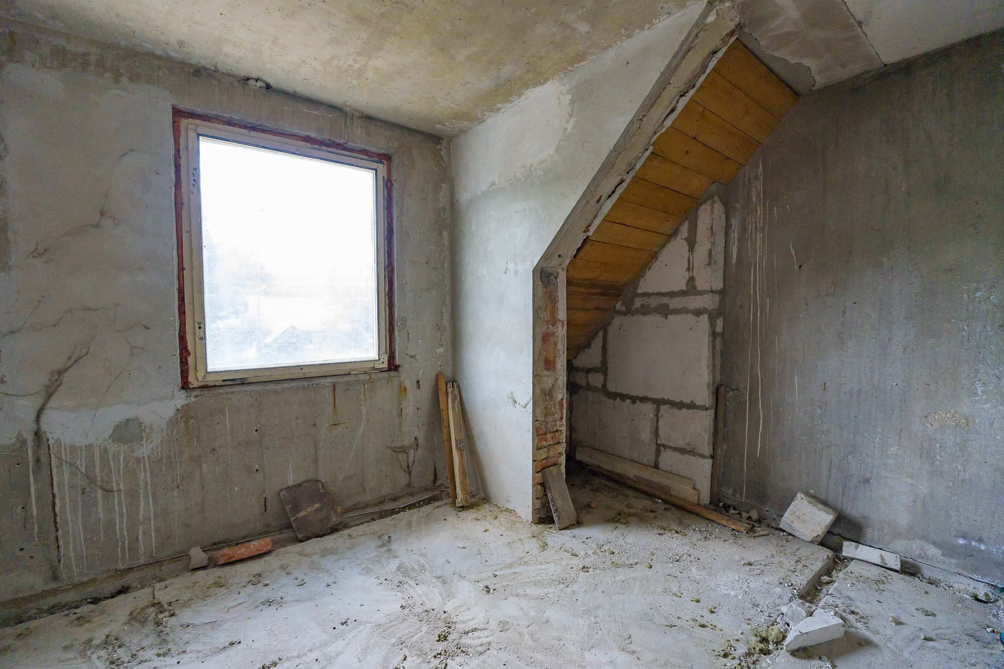 VEĽKÝ DOM, 2 422 m² POZEMKU A LES ZA ZÁHRADOU | HRACHOVIŠTE