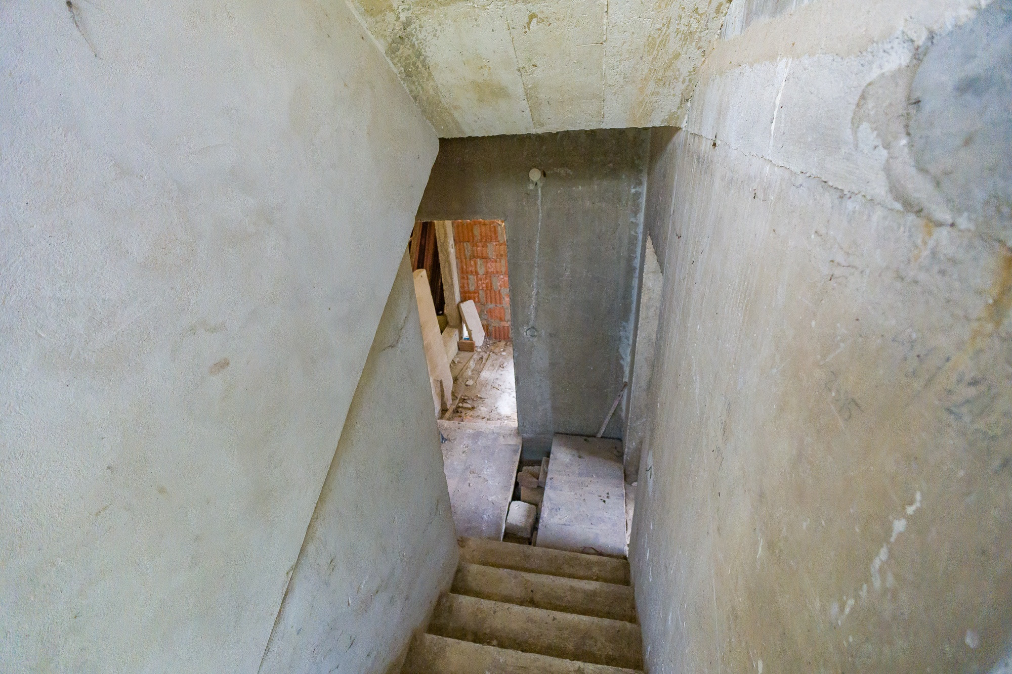 VEĽKÝ DOM, 2 422 m² POZEMKU A LES ZA ZÁHRADOU | HRACHOVIŠTE
