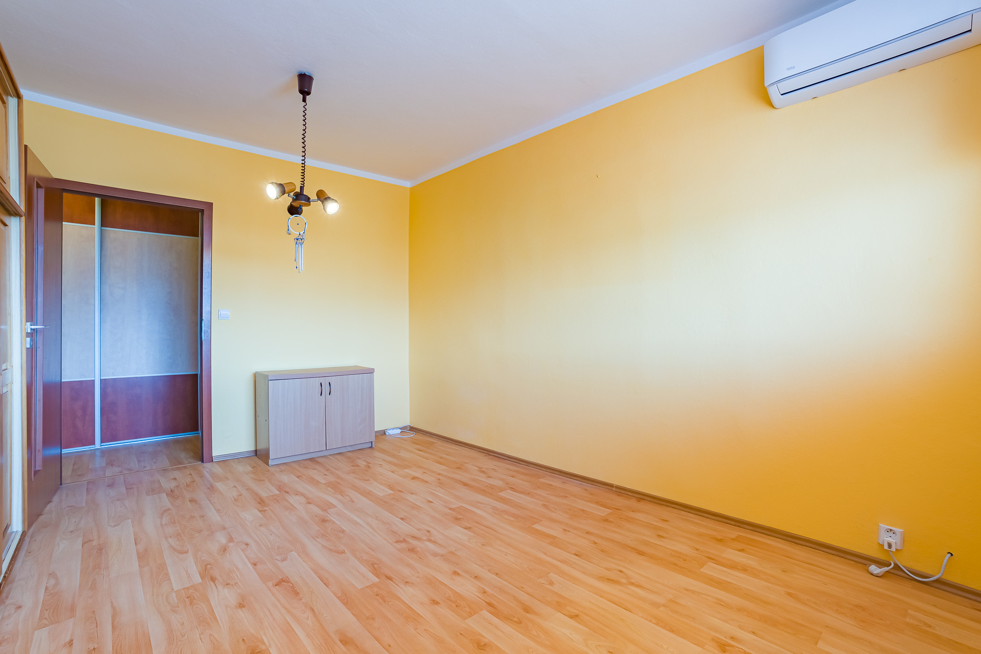PREDAJ - veľký 3 izbový byt *s klimatizáciou, Piešťanská ul.