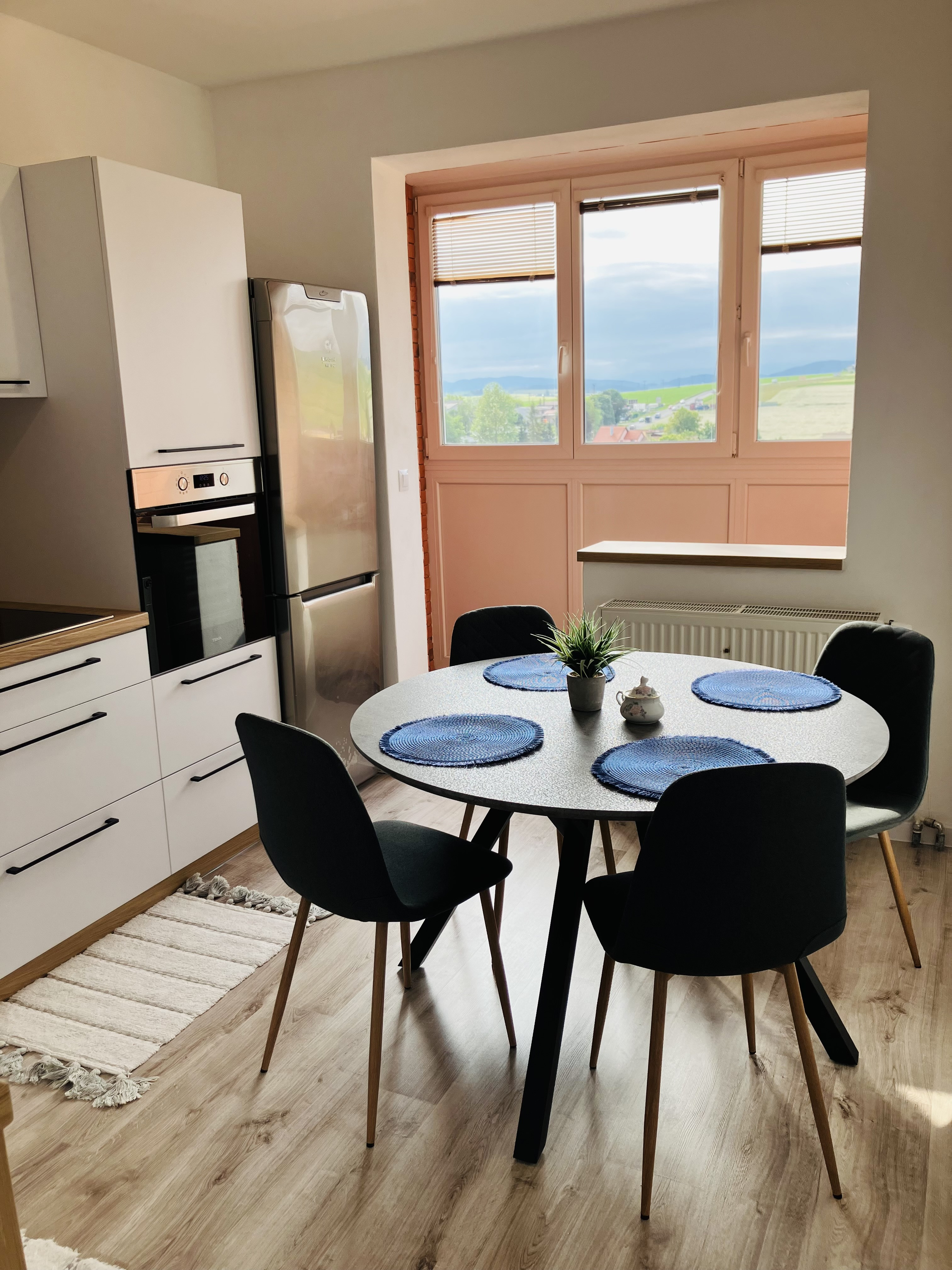 NA PRENÁJOM KOMPLETNE ZARIADENÝ 3-IZBOVÝ BYT 74 m² SO ZASKLENOU LODŽIOU – SMIŽANY