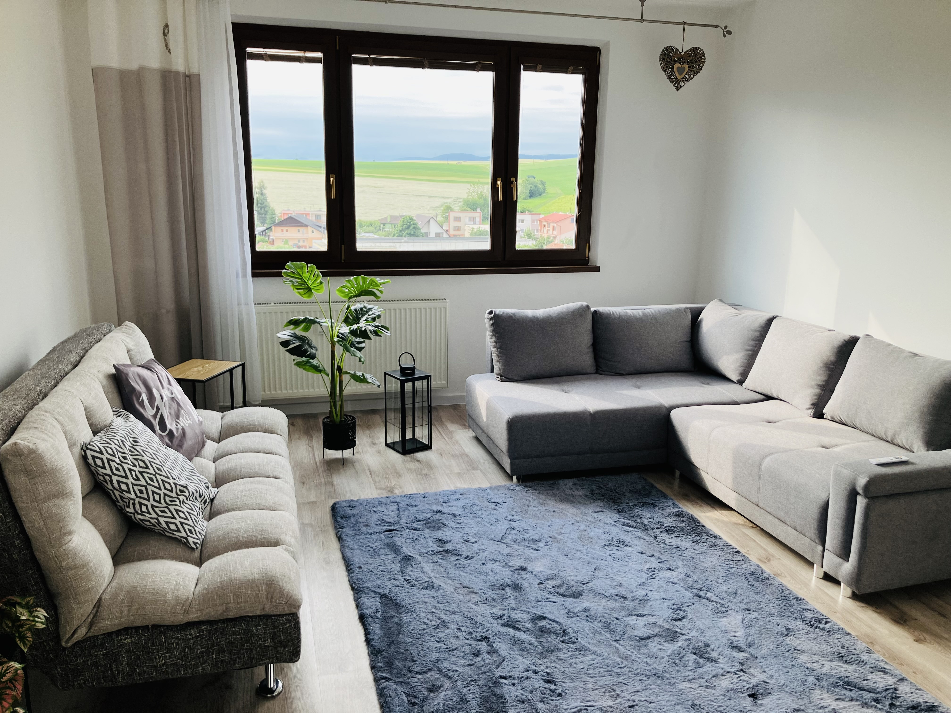 NA PRENÁJOM KOMPLETNE ZARIADENÝ 3-IZBOVÝ BYT 74 m² SO ZASKLENOU LODŽIOU – SMIŽANY