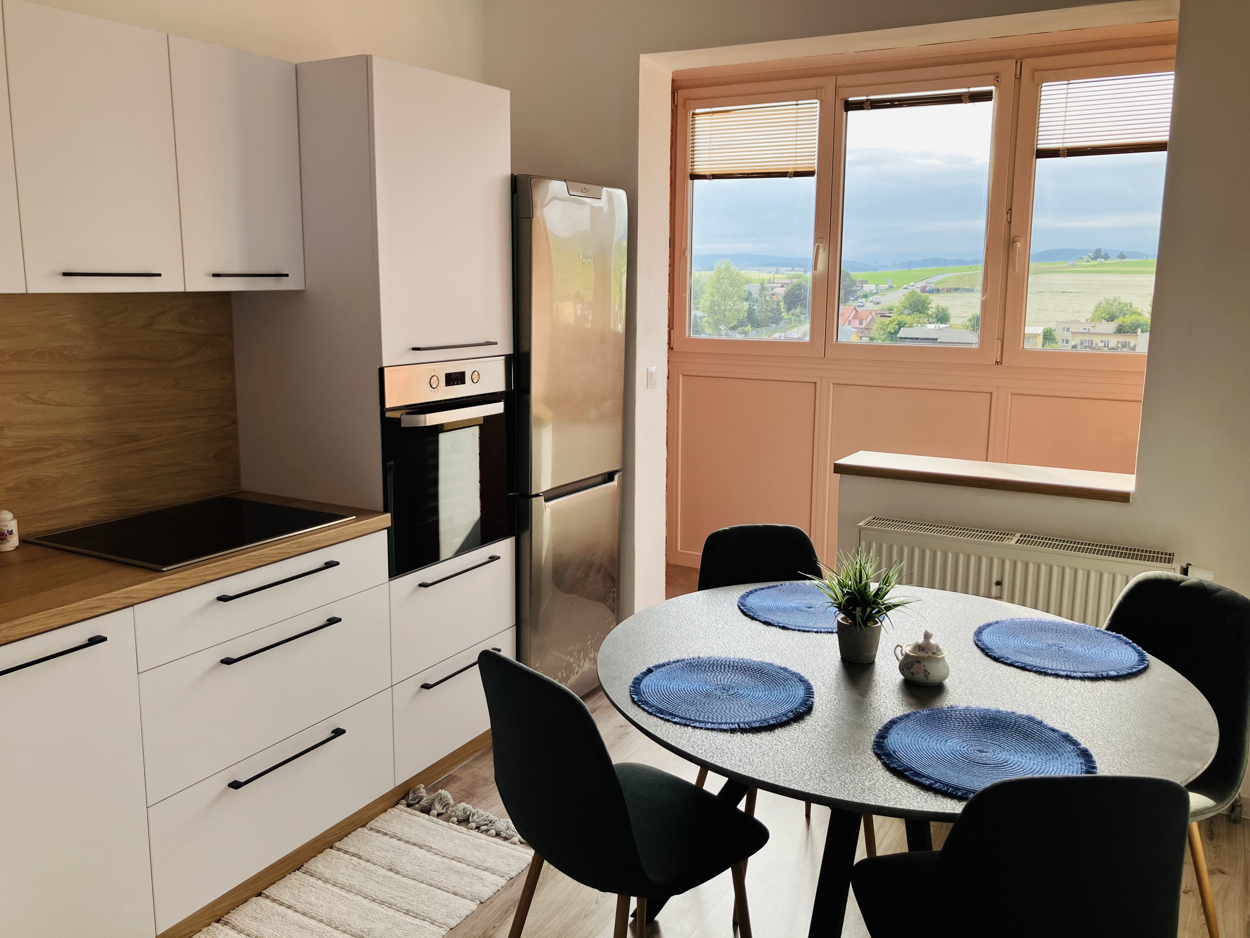 NA PRENÁJOM KOMPLETNE ZARIADENÝ 3-IZBOVÝ BYT 74 m² SO ZASKLENOU LODŽIOU – SMIŽANY