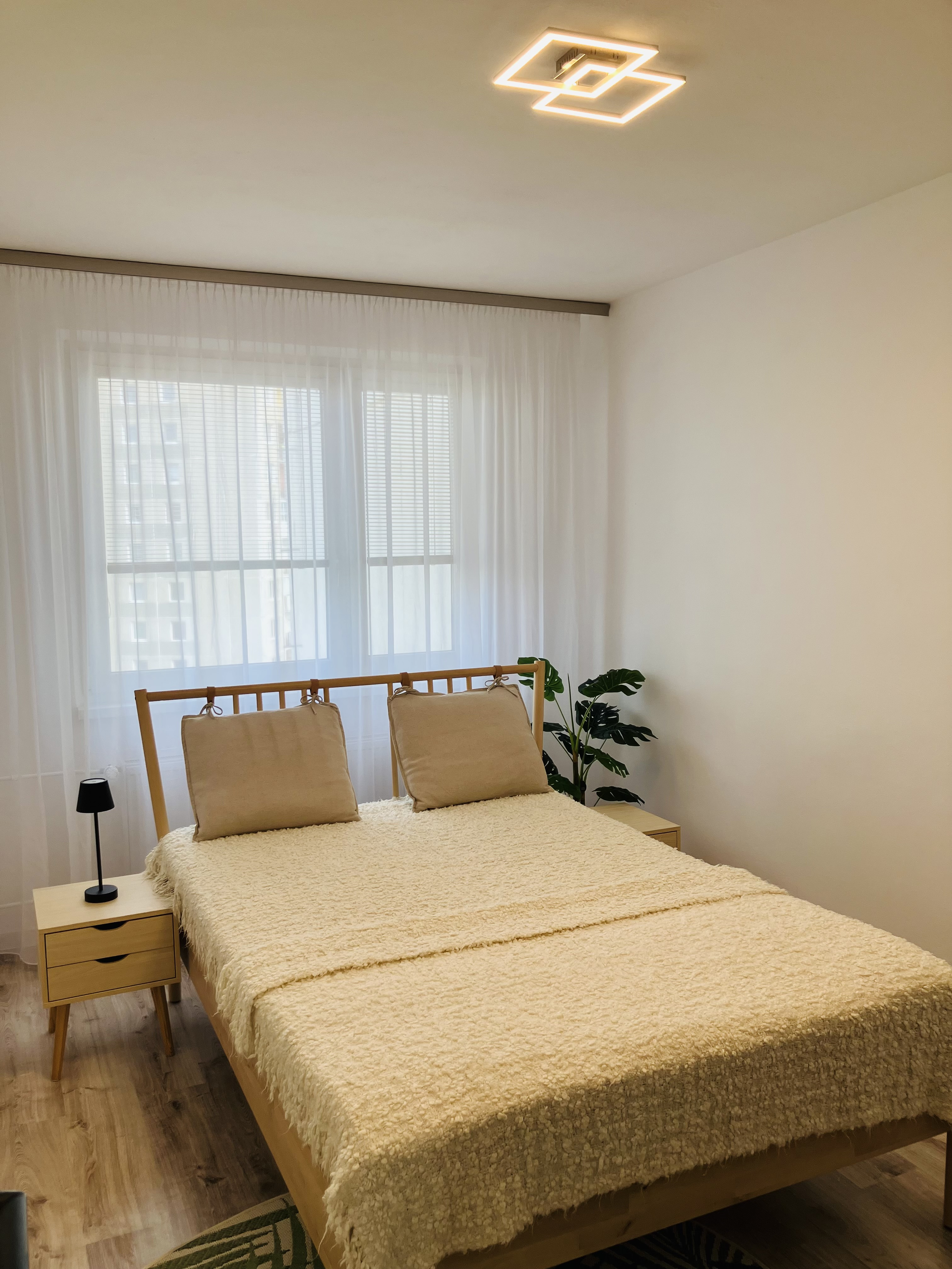 NA PRENÁJOM KOMPLETNE ZARIADENÝ 3-IZBOVÝ BYT 74 m² SO ZASKLENOU LODŽIOU – SMIŽANY