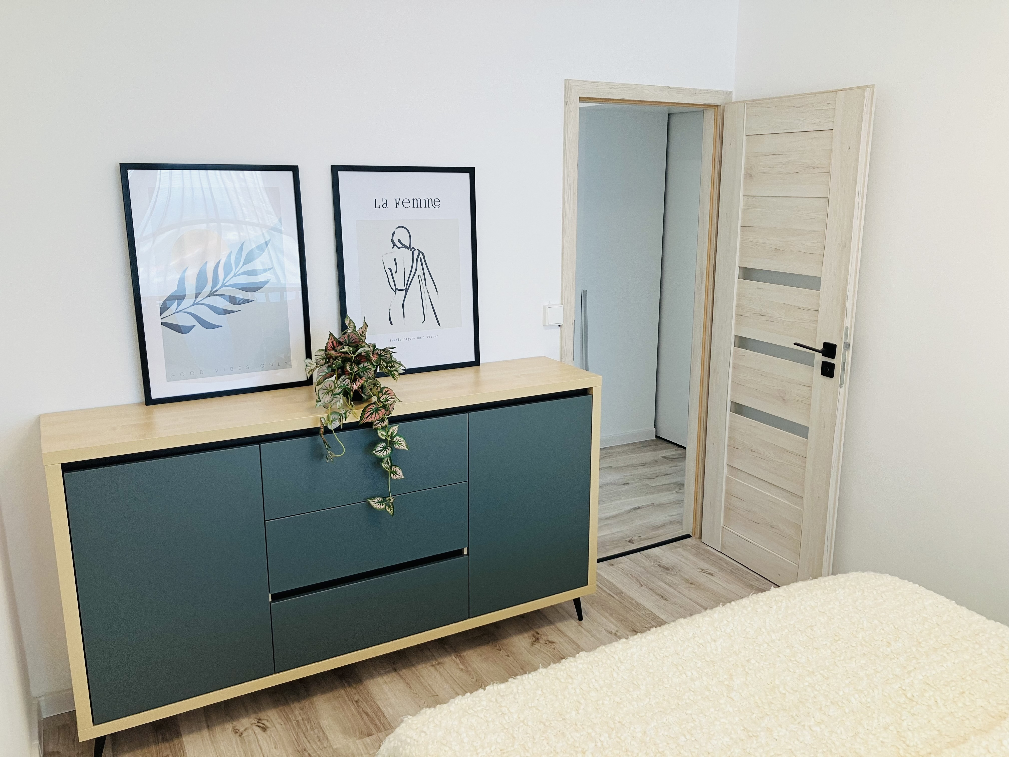 NA PRENÁJOM KOMPLETNE ZARIADENÝ 3-IZBOVÝ BYT 74 m² SO ZASKLENOU LODŽIOU – SMIŽANY