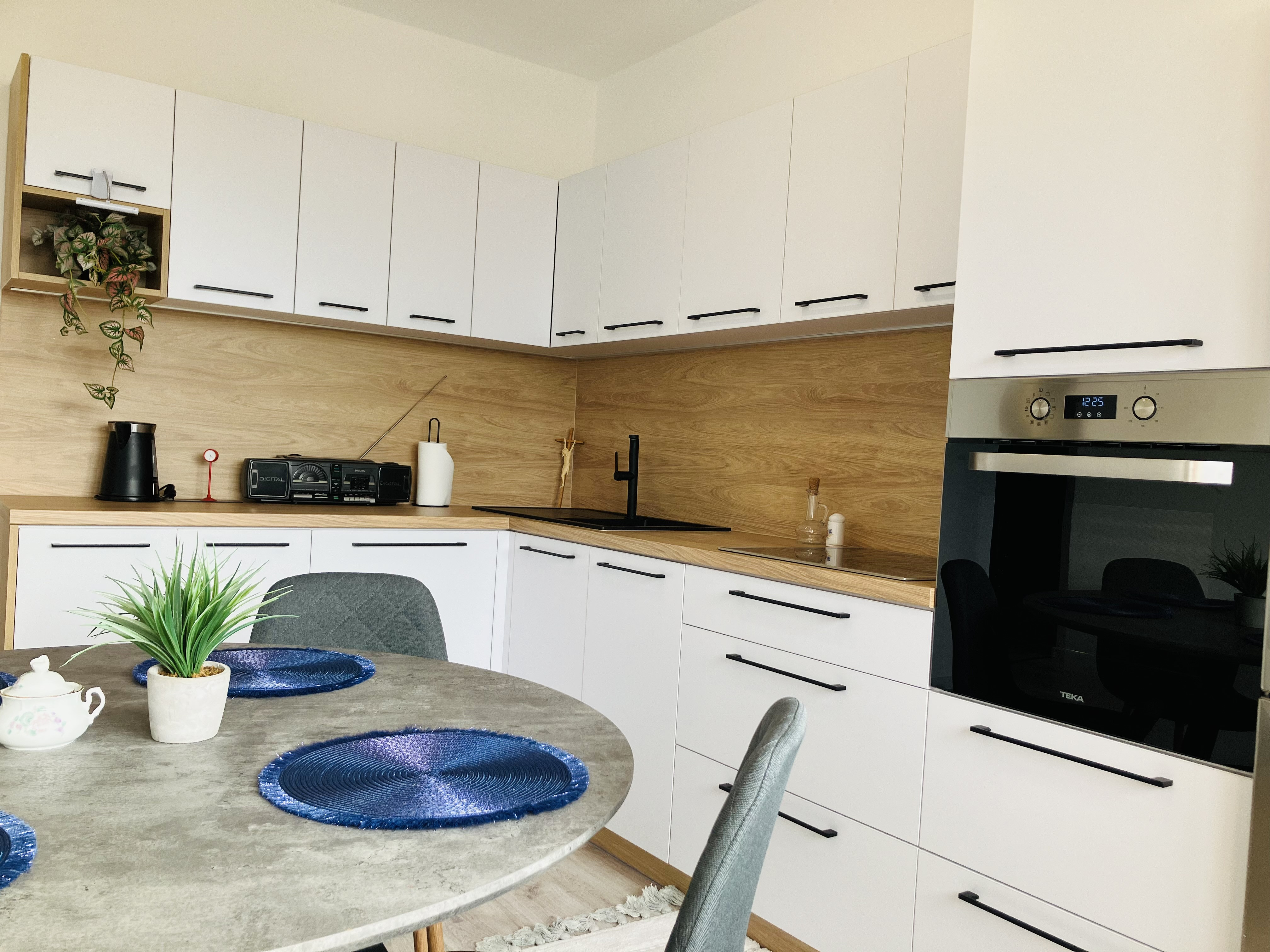 NA PRENÁJOM KOMPLETNE ZARIADENÝ 3-IZBOVÝ BYT 74 m² SO ZASKLENOU LODŽIOU – SMIŽANY