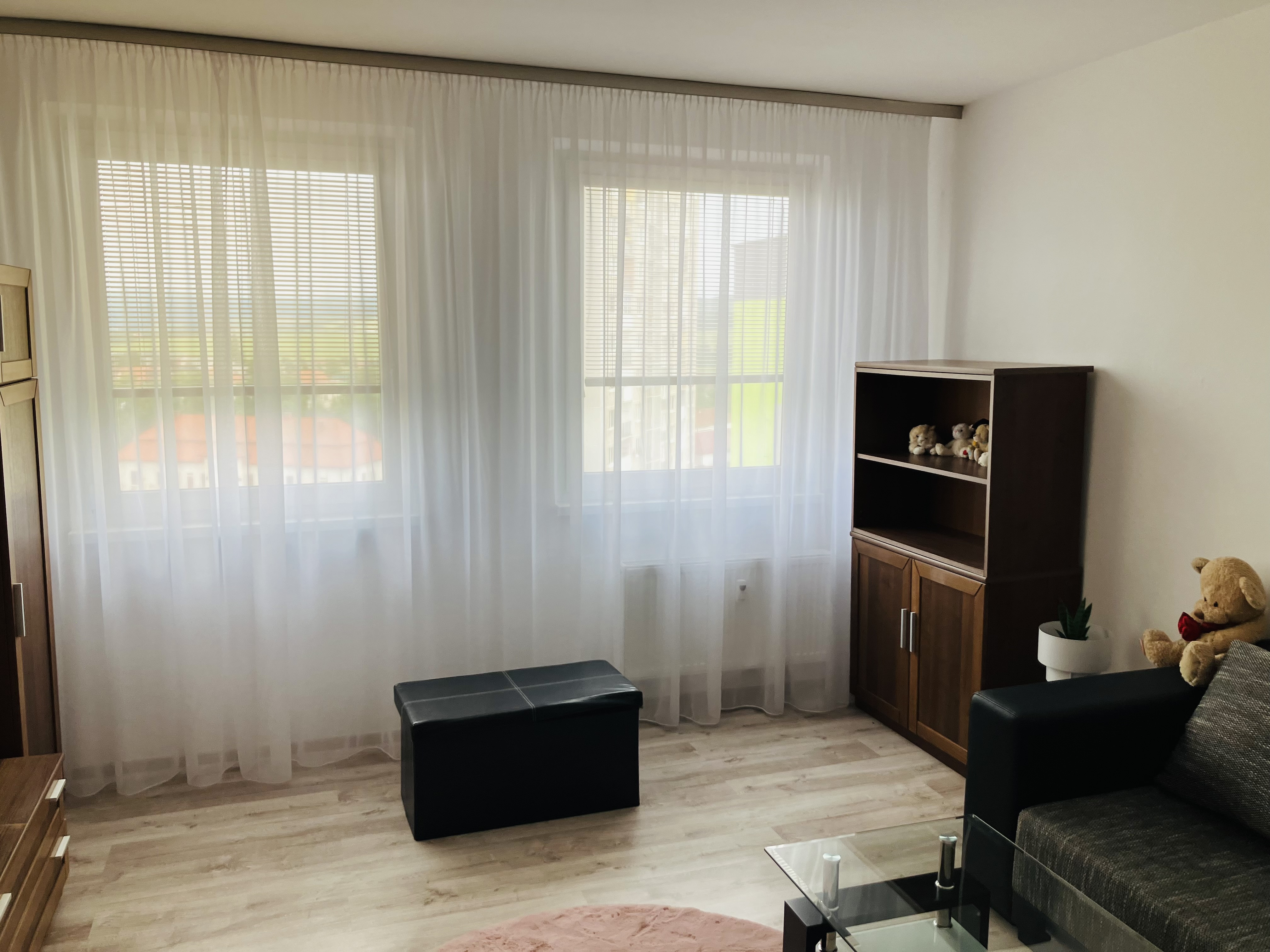 NA PRENÁJOM KOMPLETNE ZARIADENÝ 3-IZBOVÝ BYT 74 m² SO ZASKLENOU LODŽIOU – SMIŽANY
