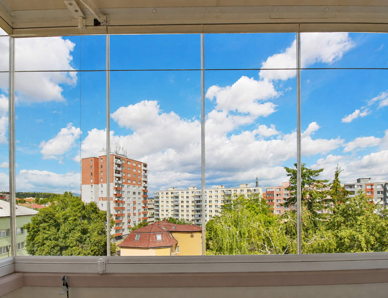 🏡 NA PREDAJ 3-izb. BYT S VEĽKOU KÚPEĽŇOU A ZASKLENÝM BALKÓNOM | DIBROVOVA | NOVÉ MESTO NAD VÁHOM