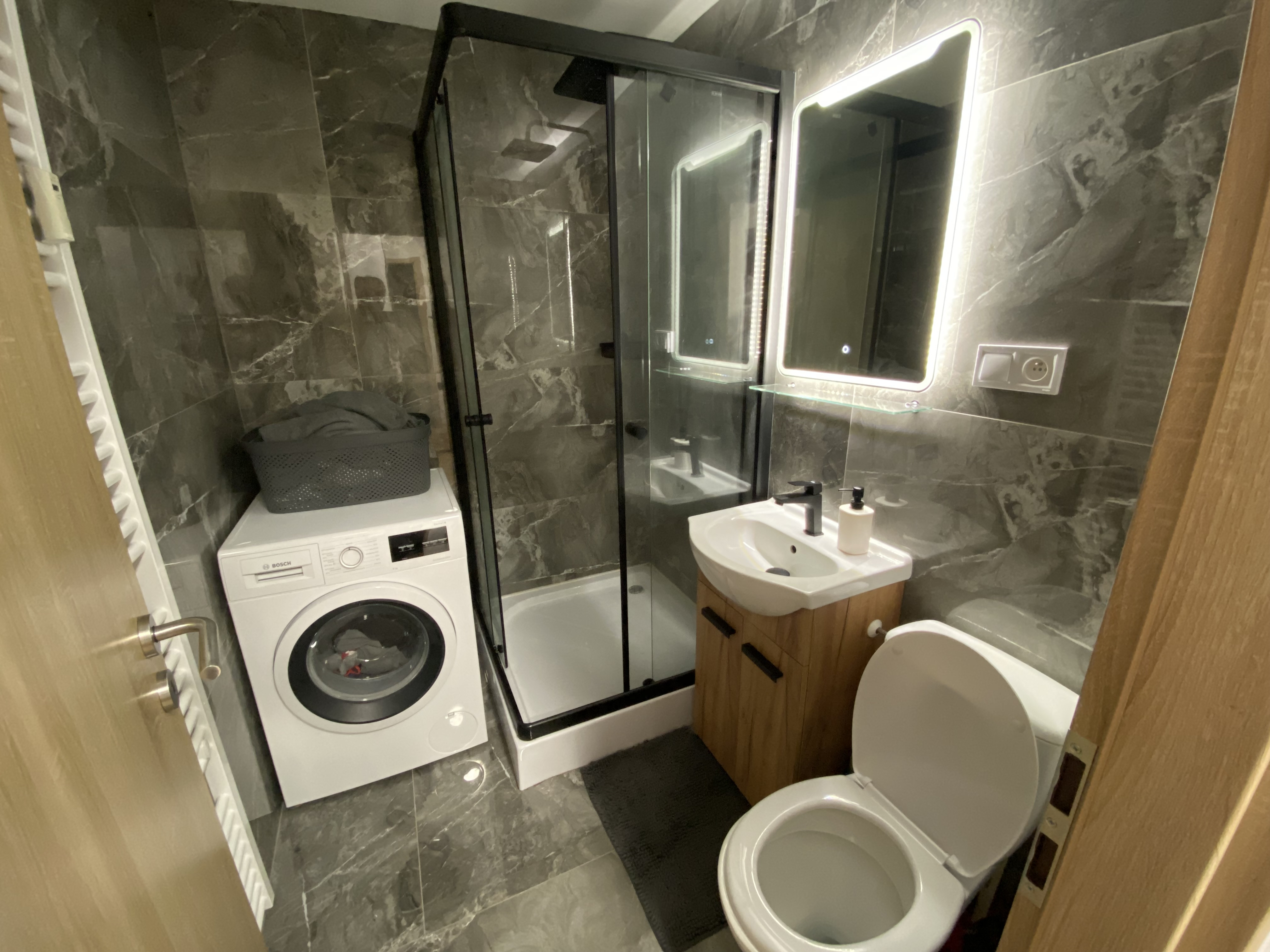 NA PRENÁJOM- ZREKONŠTRUOVANÁ A ZARIADENÁ GARZÓNKA V ŠAMORÍNE