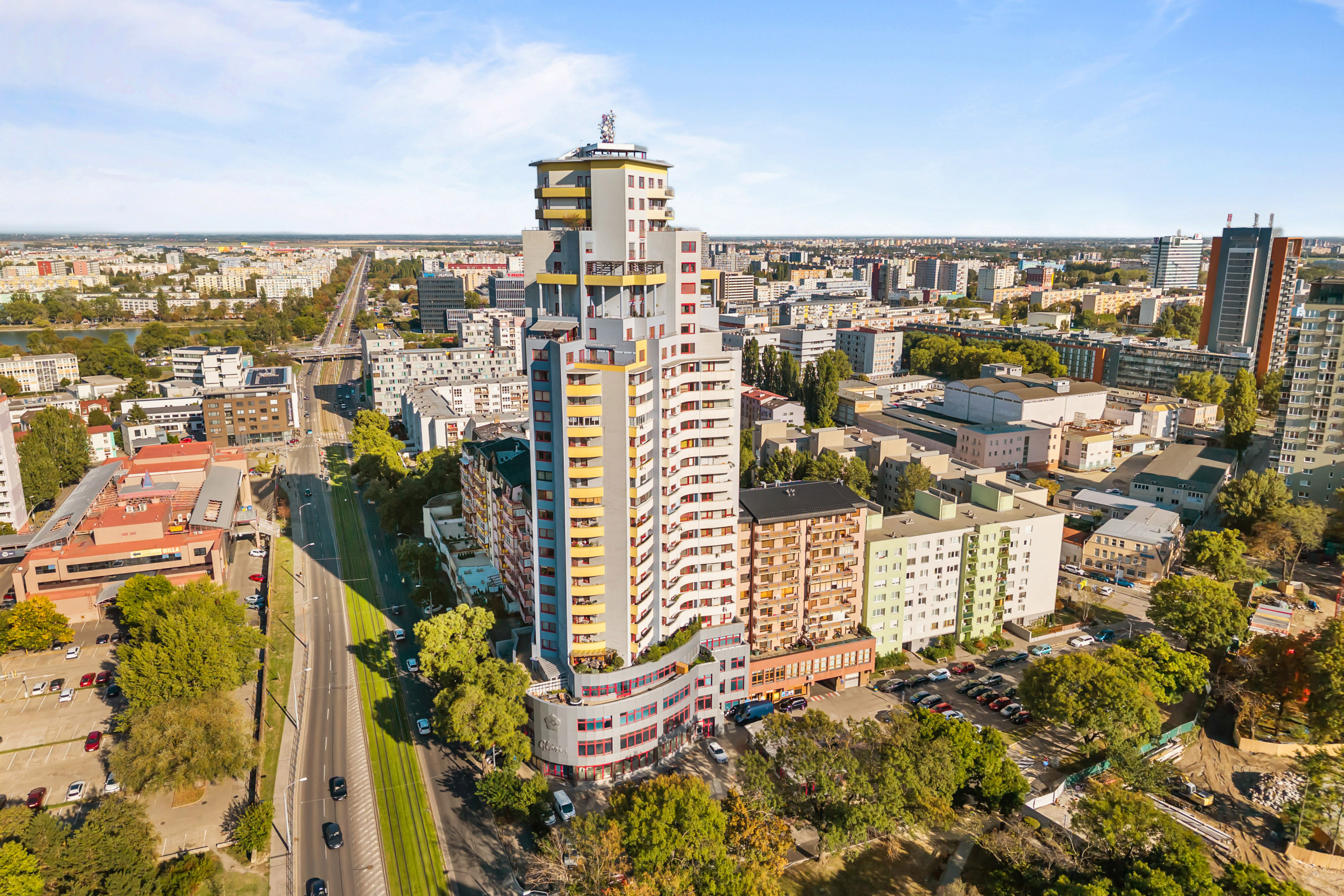 Na predaj priestranný 4 izbový byt s dvoma terasami na Záhradníckej ulici v rezidenčnom dome Glória