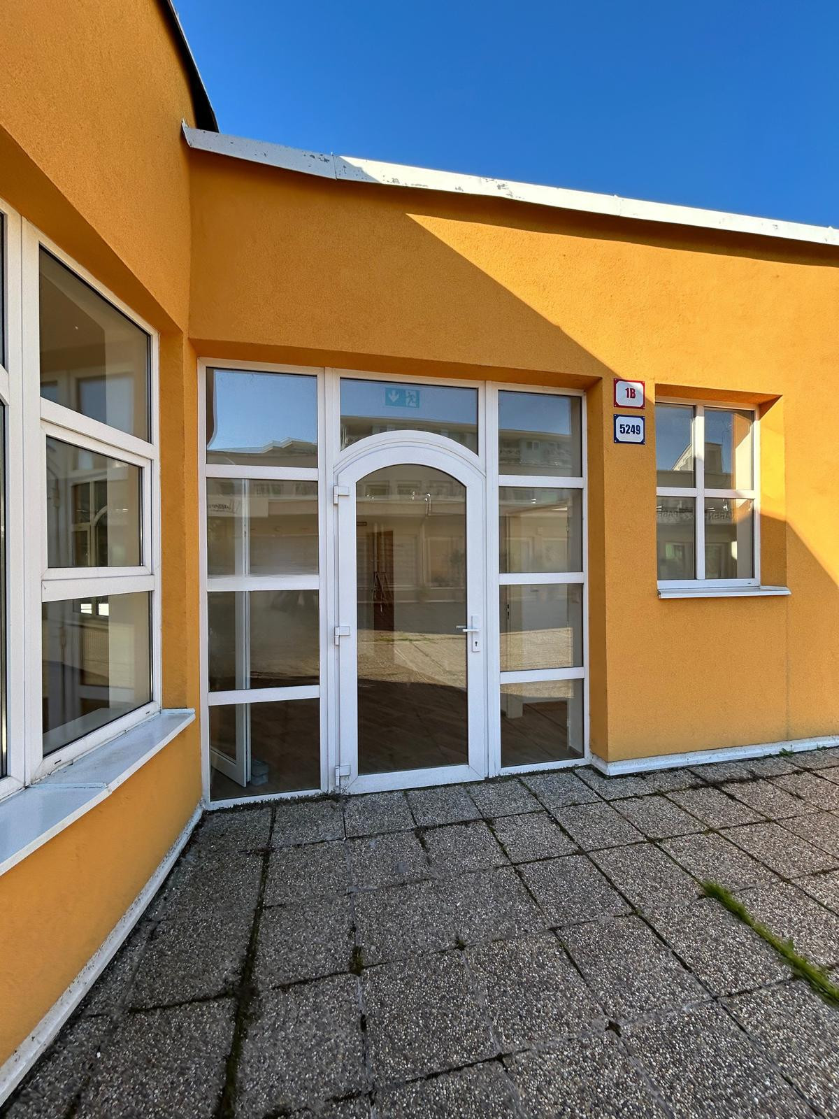 PREDAJ obchodného priestoru na komerčné využitie v Karlovej Vsi.