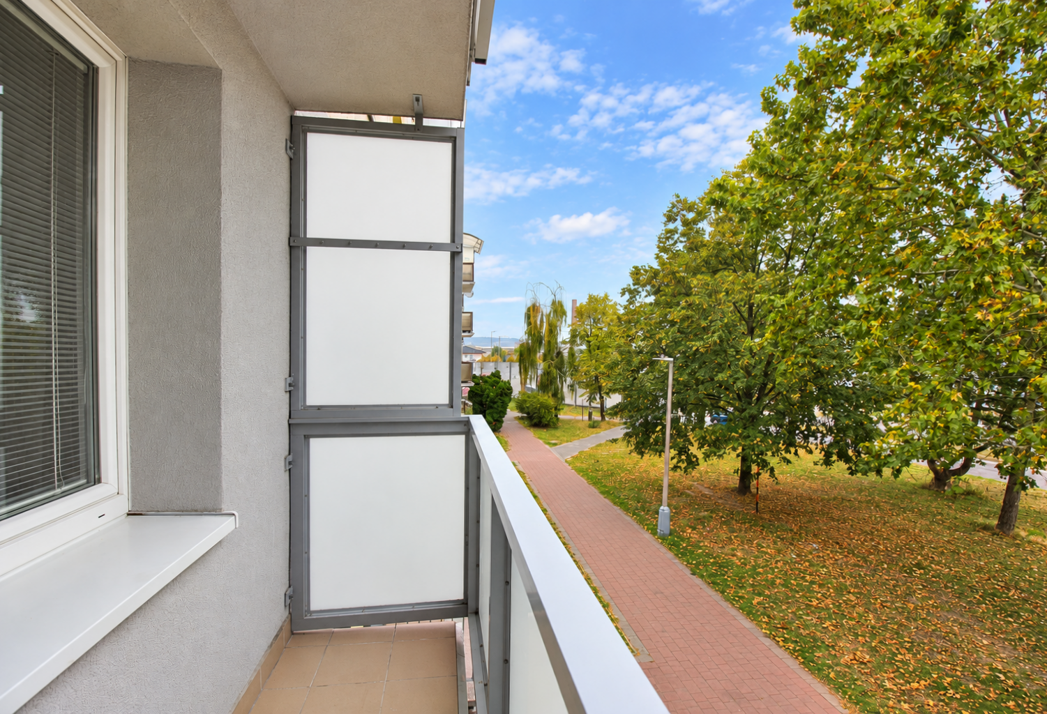 🏡 NA PRENÁJOM | KRÁSNY, KOMPLETNE ZREKONŠTRUOVANÝ 2-IZBOVÝ BYT S BALKÓNOM – NOVÉ MESTO NAD VÁHOM