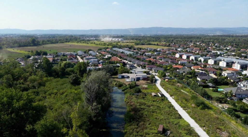Jedinečný stavebný pozemok Bernolákovo - sukromie pri vode
