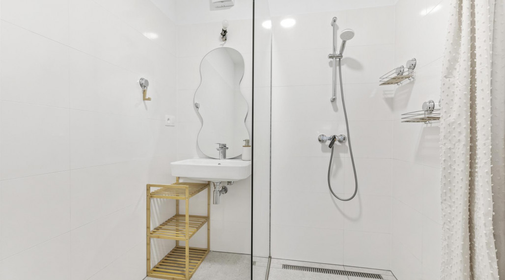 Moderný 2-izbový byt v Modre – zariadený, s parkovaním a balkónom!